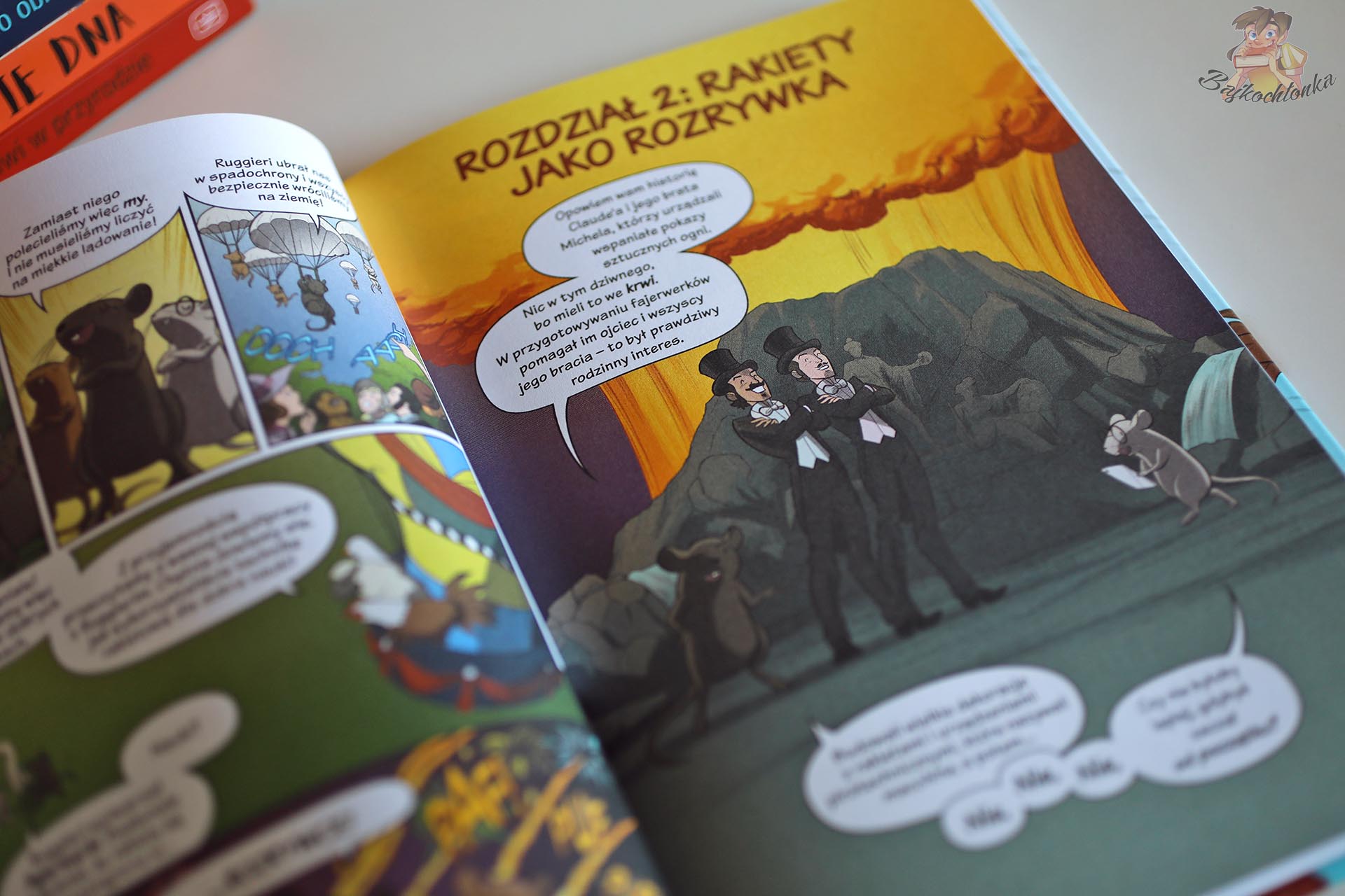 Strona z książki Rakiety. Pokonać grawitację z rozdziałem „Rakiety jako rozrywka”, pokazująca popularnonaukowy komiks dla dzieci o historii rakiet.