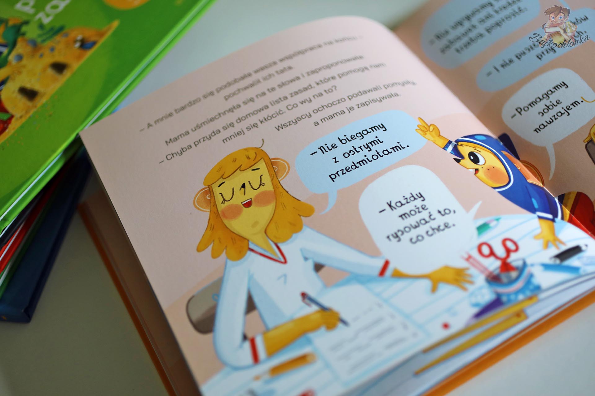Ilustracja z książki Titek i kłótnia z Tosią pokazująca mamę i Titka tworzących domową listę zasad