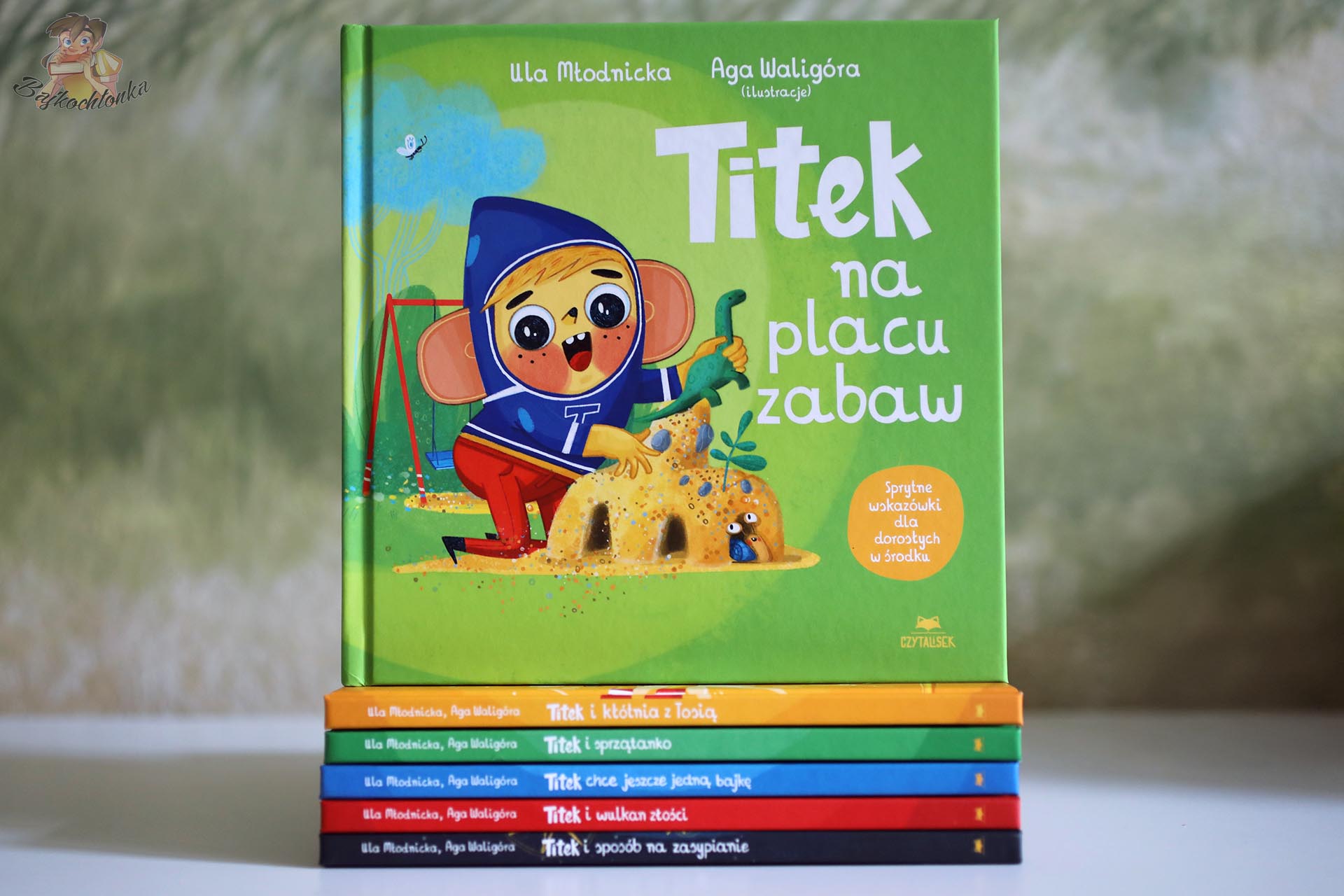 Okładka książki Titek na placu zabaw Uli Młodnickiej i Agi Waligóry o zasadach i zabawie na świeżym powietrzu