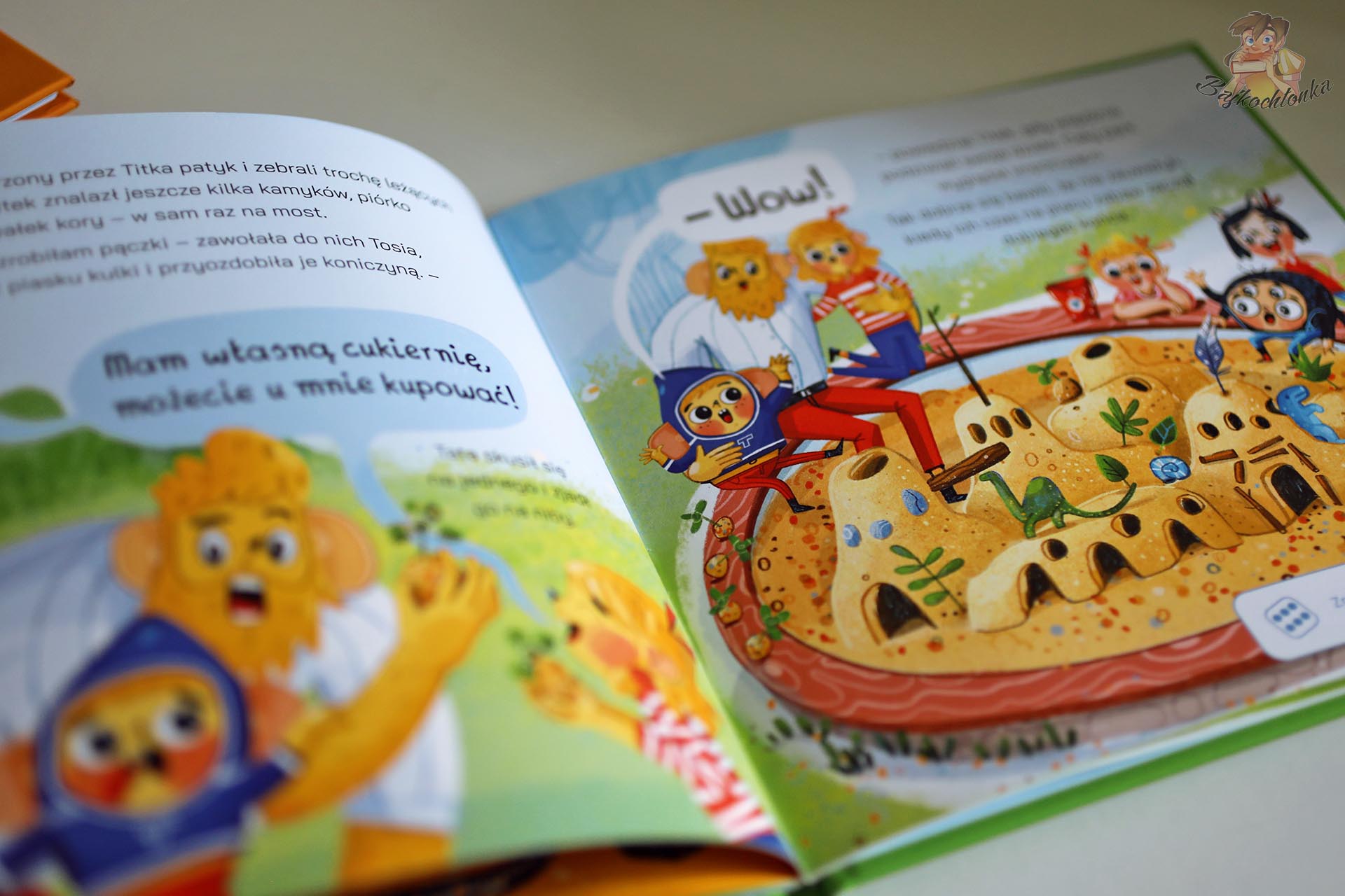 Ilustracja z książki Titek na placu zabaw pokazująca dzieci i dorosłych przy dużym zamku z piasku