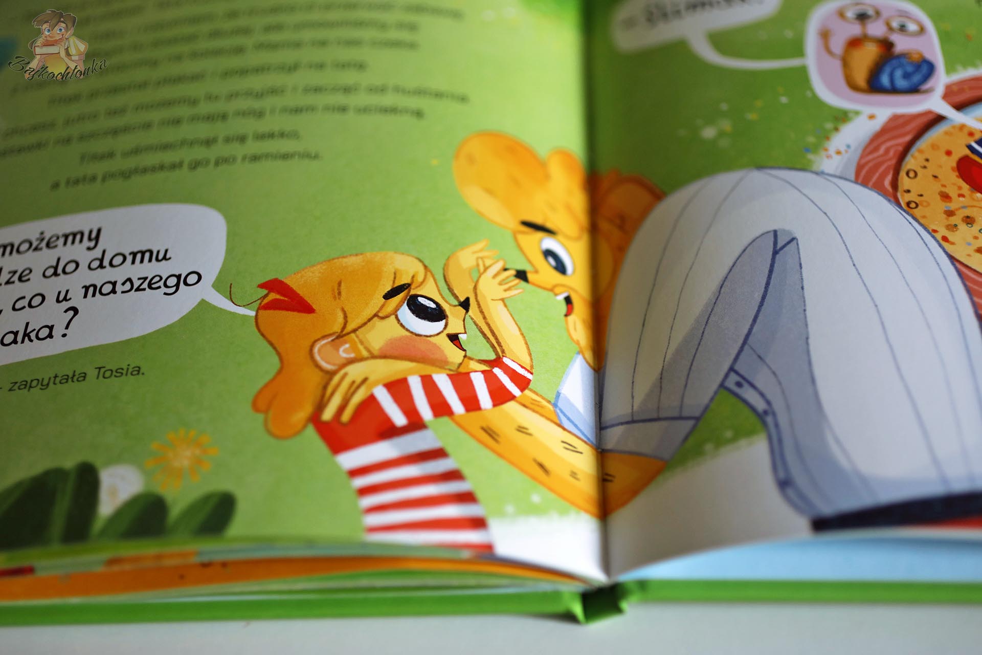 Ilustracja z książki Titek na placu zabaw Uli Młodnickiej i Agi Waligóry pokazująca Titka i Tosię podczas wspólnej zabawy