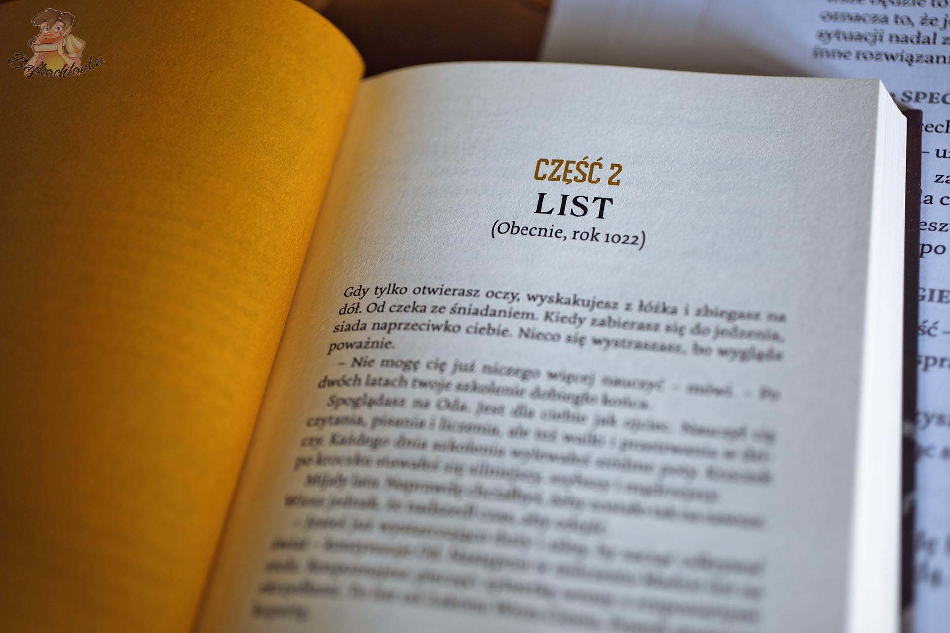 Początek drugiej części książki Wrona Cienia zatytułowanej „List”, przykład narracji podzielonej na etapy i paragrafy w książce do grania.