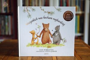 Okładka książki Wszystkich was kocham najbardziej Sama McBratneya z ilustracjami Anity Jeram, pięknie wydanej opowieści o miłości rodziców do dzieci.