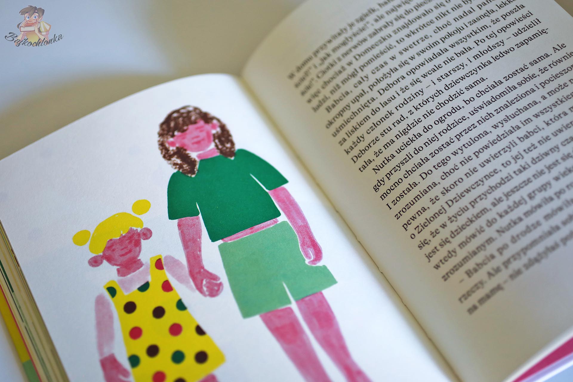 Ilustracja z książki Zielona Dziewczynka Anny Augustyniak przedstawiająca Deborę i tajemniczą Zieloną DziewczynkęIlustracja z książki Zielona Dziewczynka Anny Augustyniak przedstawiająca Deborę i tajemniczą Zieloną Dziewczynkę