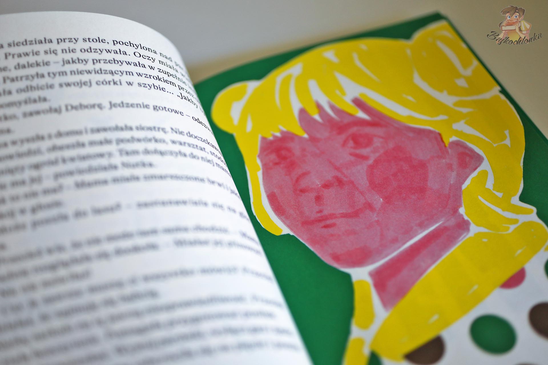 Zbliżenie na ilustrację Debory z książki Zielona Dziewczynka, poetyckiej opowieści o pamięci i chorobie AlzheimeraZbliżenie na ilustrację Debory z książki Zielona Dziewczynka, poetyckiej opowieści o pamięci i chorobie Alzheimera