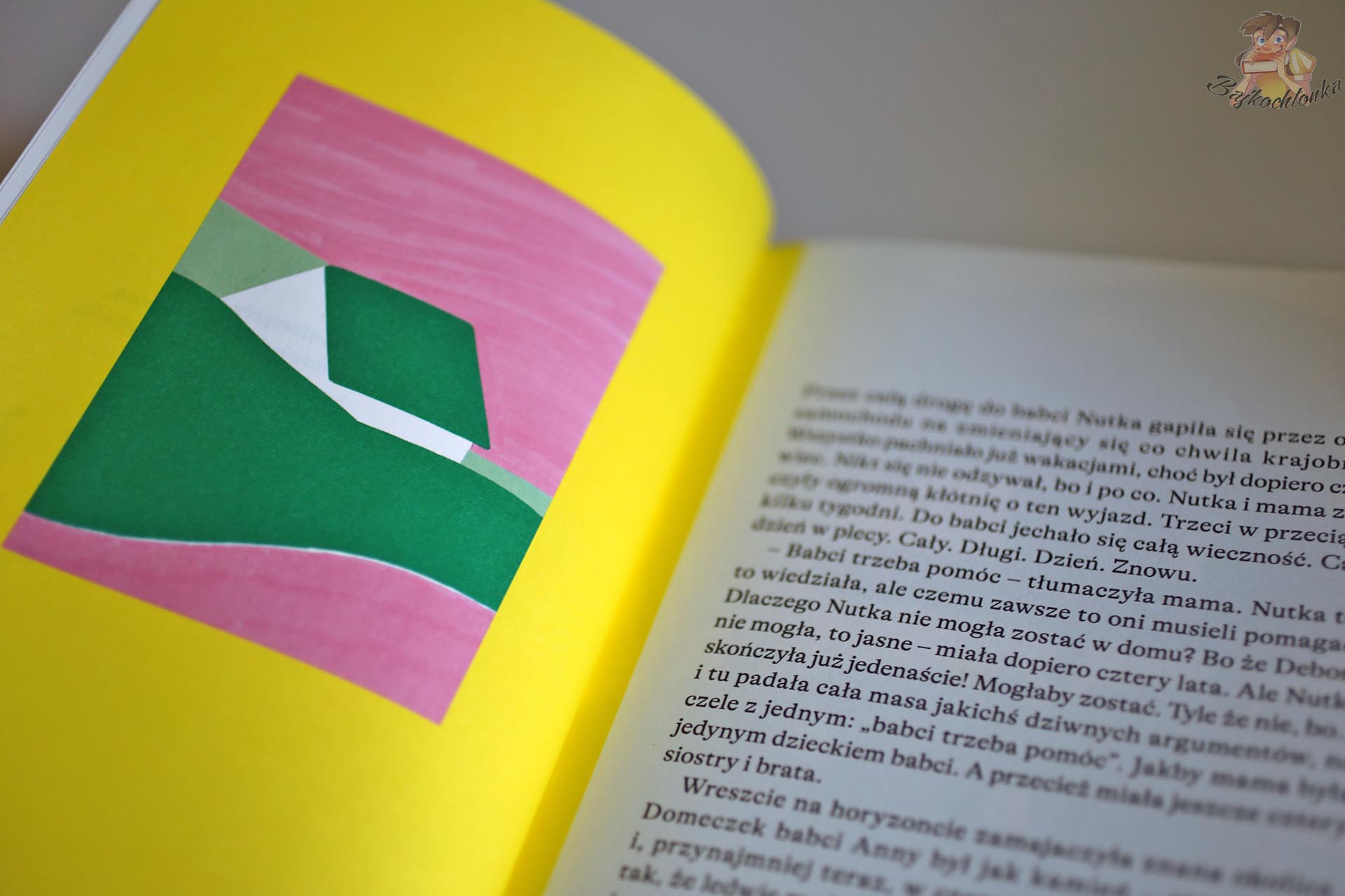Otwarta książka Zielona Dziewczynka Anny Augustyniak z fragmentem tekstu i kolorową ilustracją Kasi AugustyniakOtwarta książka Zielona Dziewczynka Anny Augustyniak z fragmentem tekstu i kolorową ilustracją Kasi Augustyniak