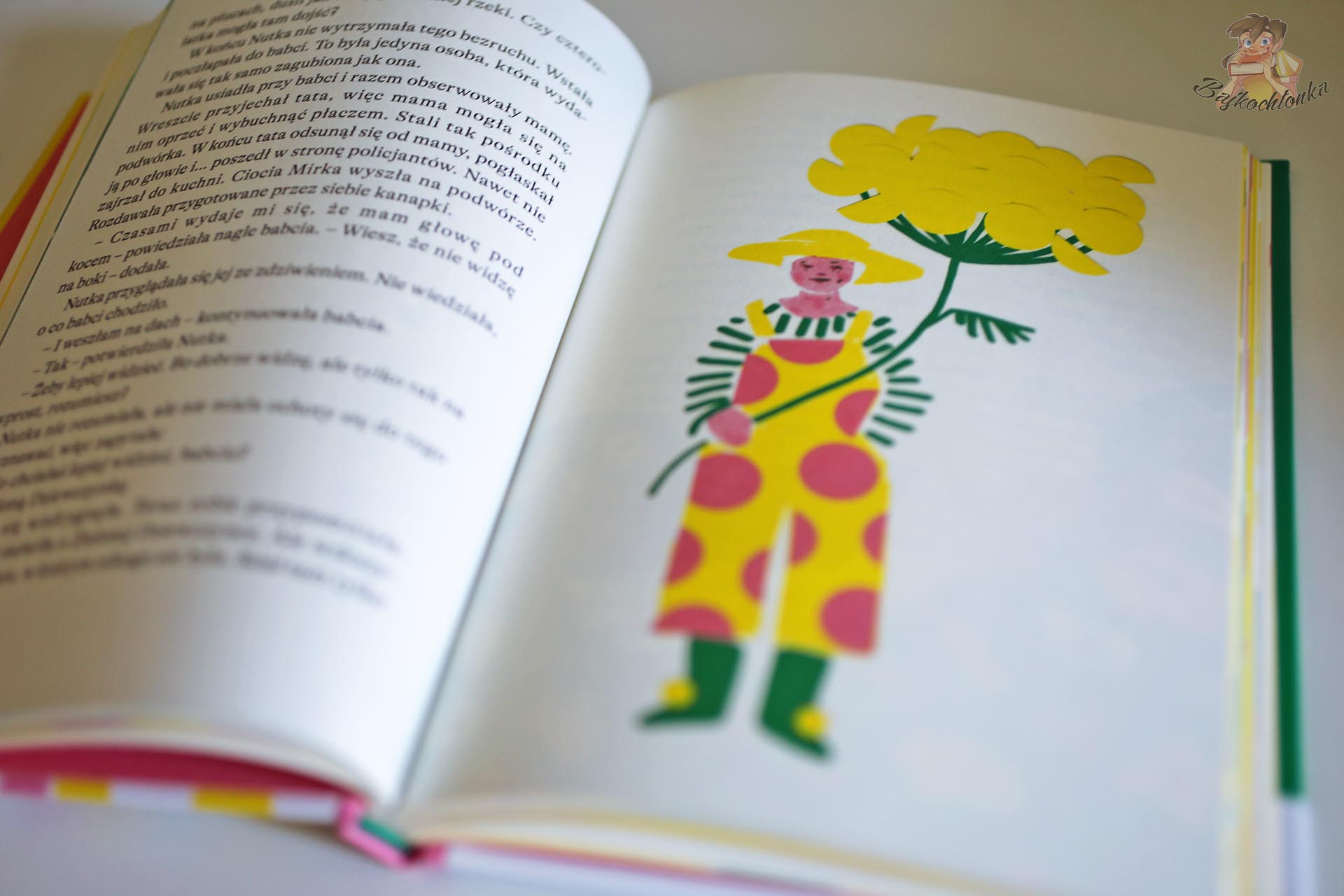 Ilustracja Kasi Augustyniak z książki Zielona Dziewczynka przedstawiająca dziewczynkę w żółtym stroju z dużym kwiatem