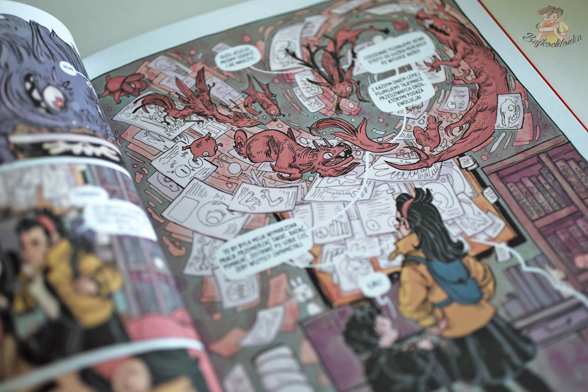 Plansza z komiksu Bestiariusz Isy z czerwonym zwierzołem i notatkami o fantastycznych stworzeniach