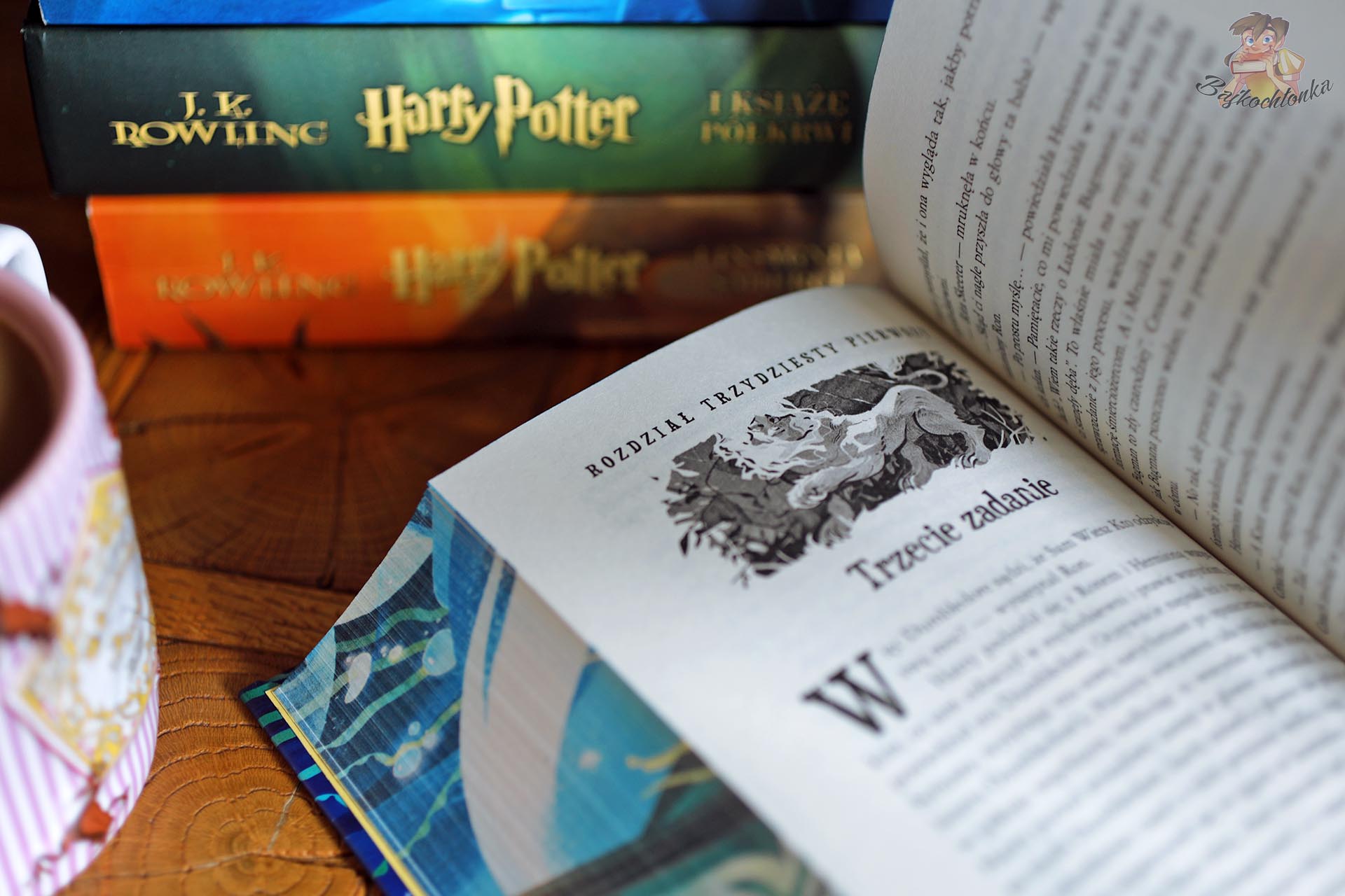 Otwarte wydanie Harry’ego Pottera i Czary Ognia z rozdziałem „Trzecie zadanie” i ilustracją Kai Bajowskiej