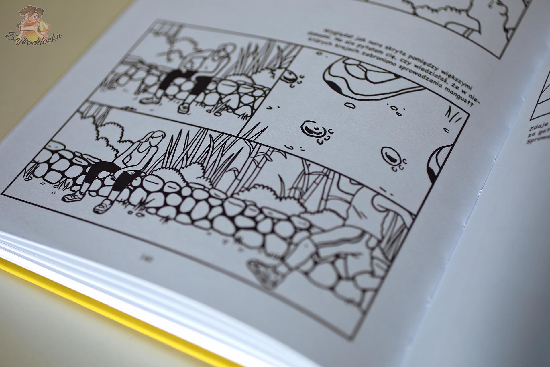 Kadry z komiksu Mangusta Joany Mosi pokazujące ogródek Julii i tropienie tajemniczego zwierzęcia