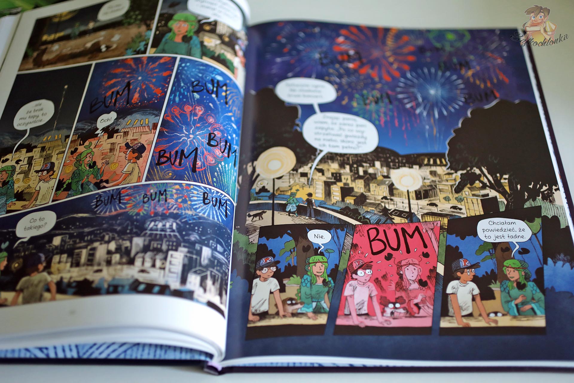 Nocna scena z fajerwerkami w komiksie Misja. Zamek Króla Rybaka