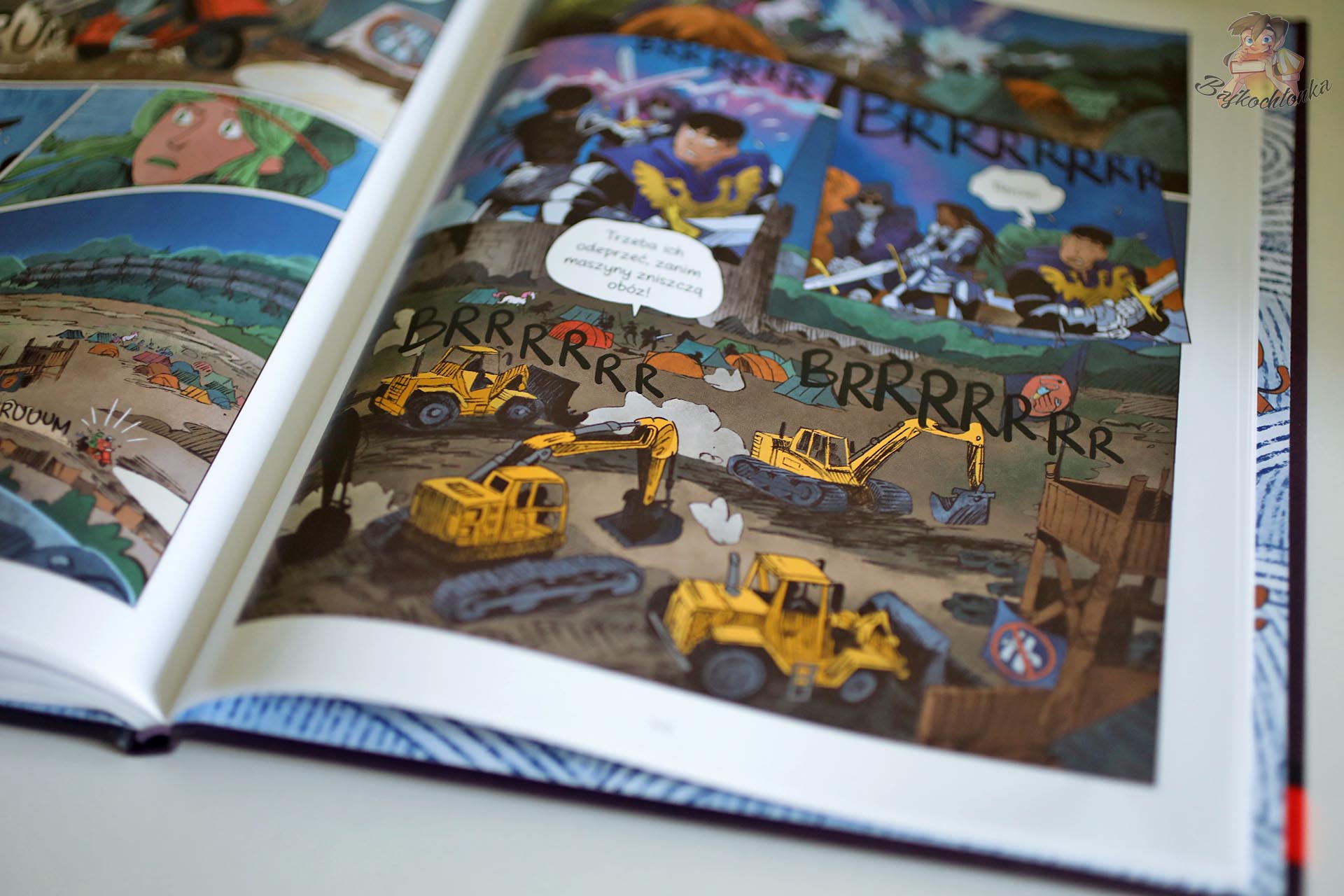 Plansza z komiksu Misja. Zamek Króla Rybaka z maszynami budowlanymi i sceną pościgu