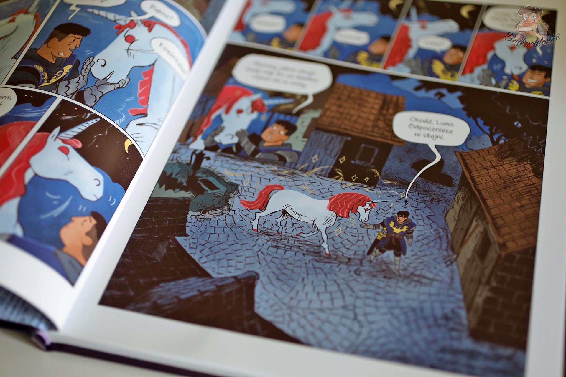 Rycerz i jednorożec w nocnej scenie z komiksu Misja. Zamek Króla Rybaka
