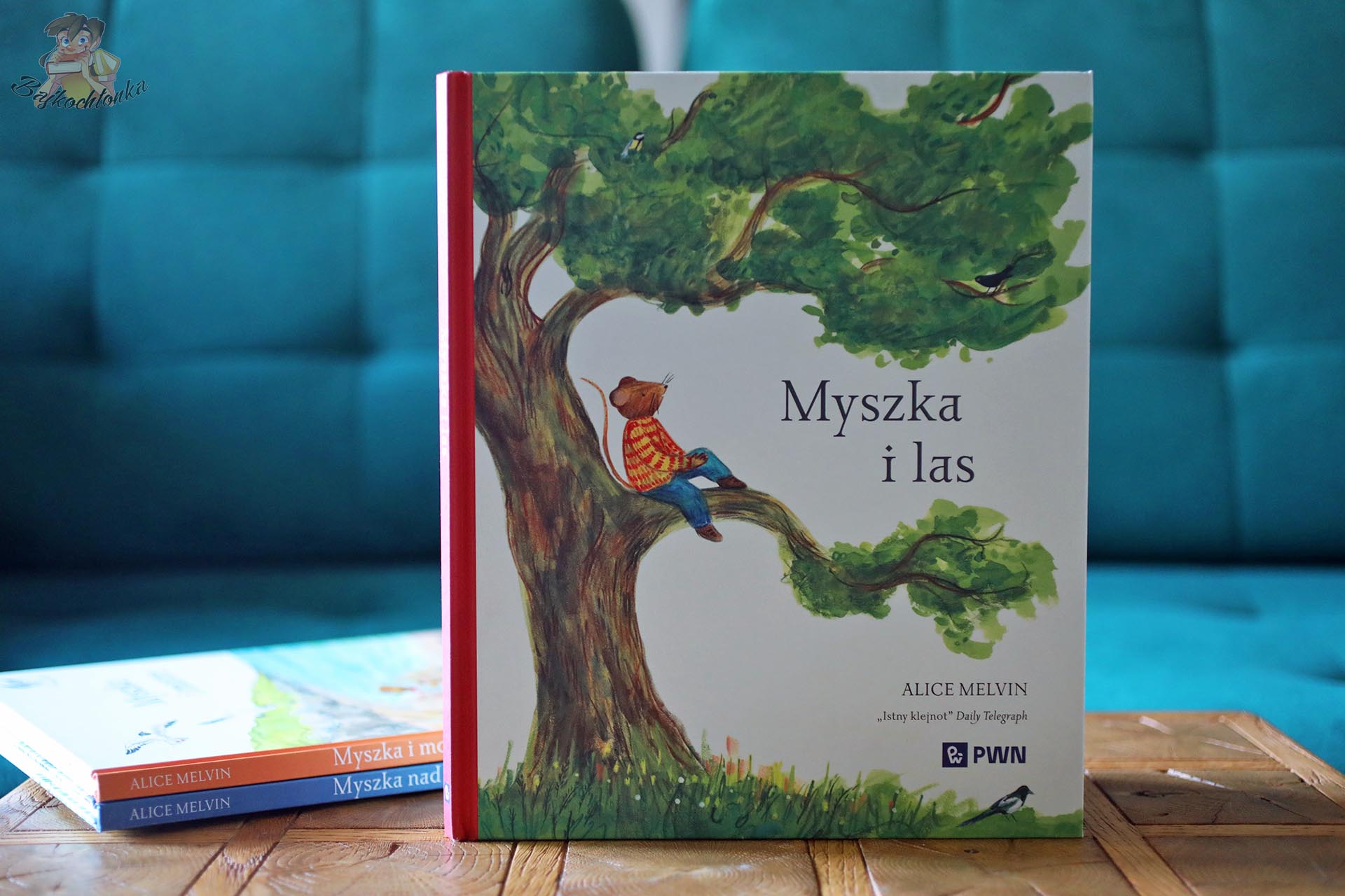 Okładka książki Myszka i las Alice Melvin z Myszką siedzącą na drzewie
