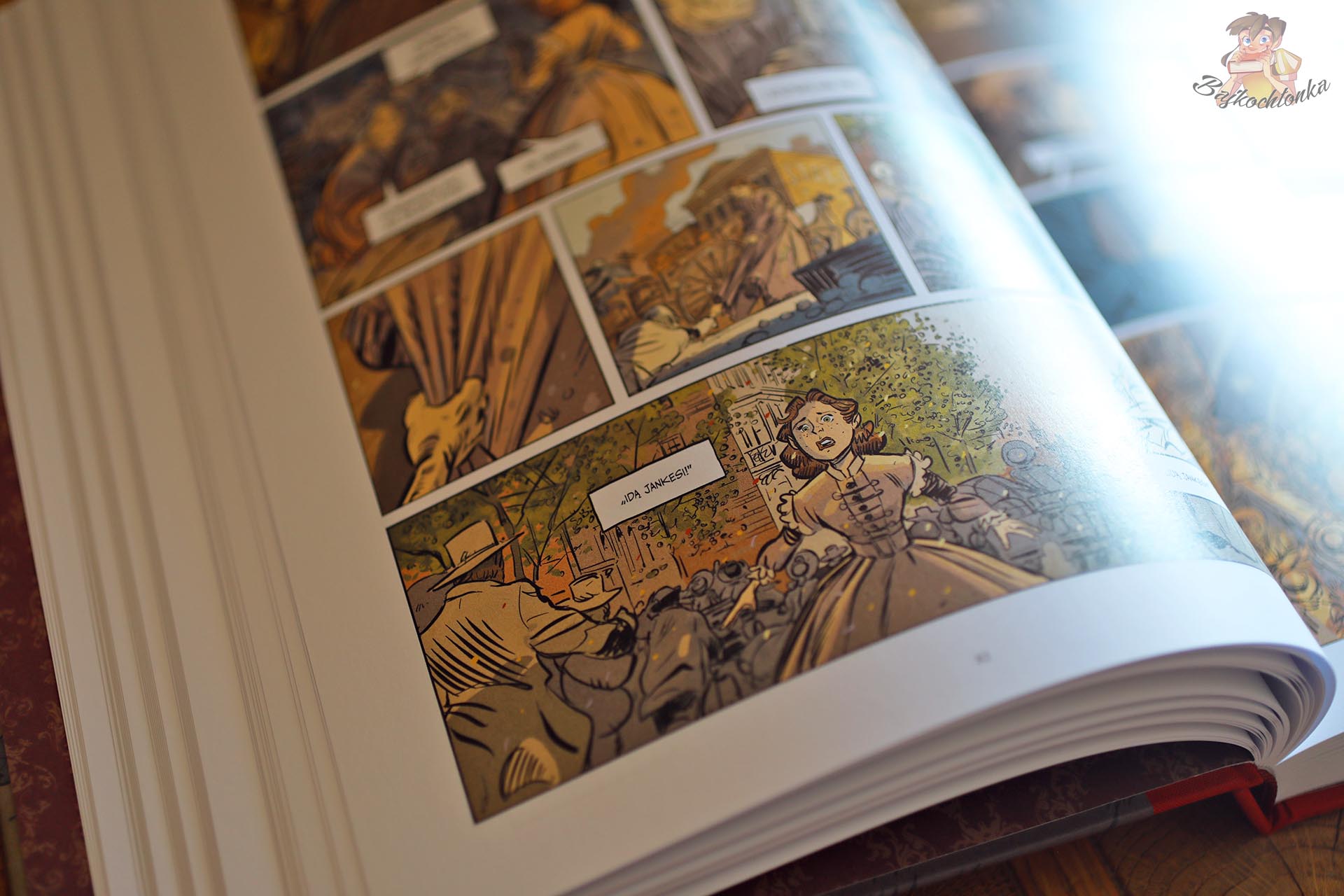 Kadr z komiksu Przeminęło z wiatrem przedstawiający Scarlett O’Harę w scenie pośród ludzi