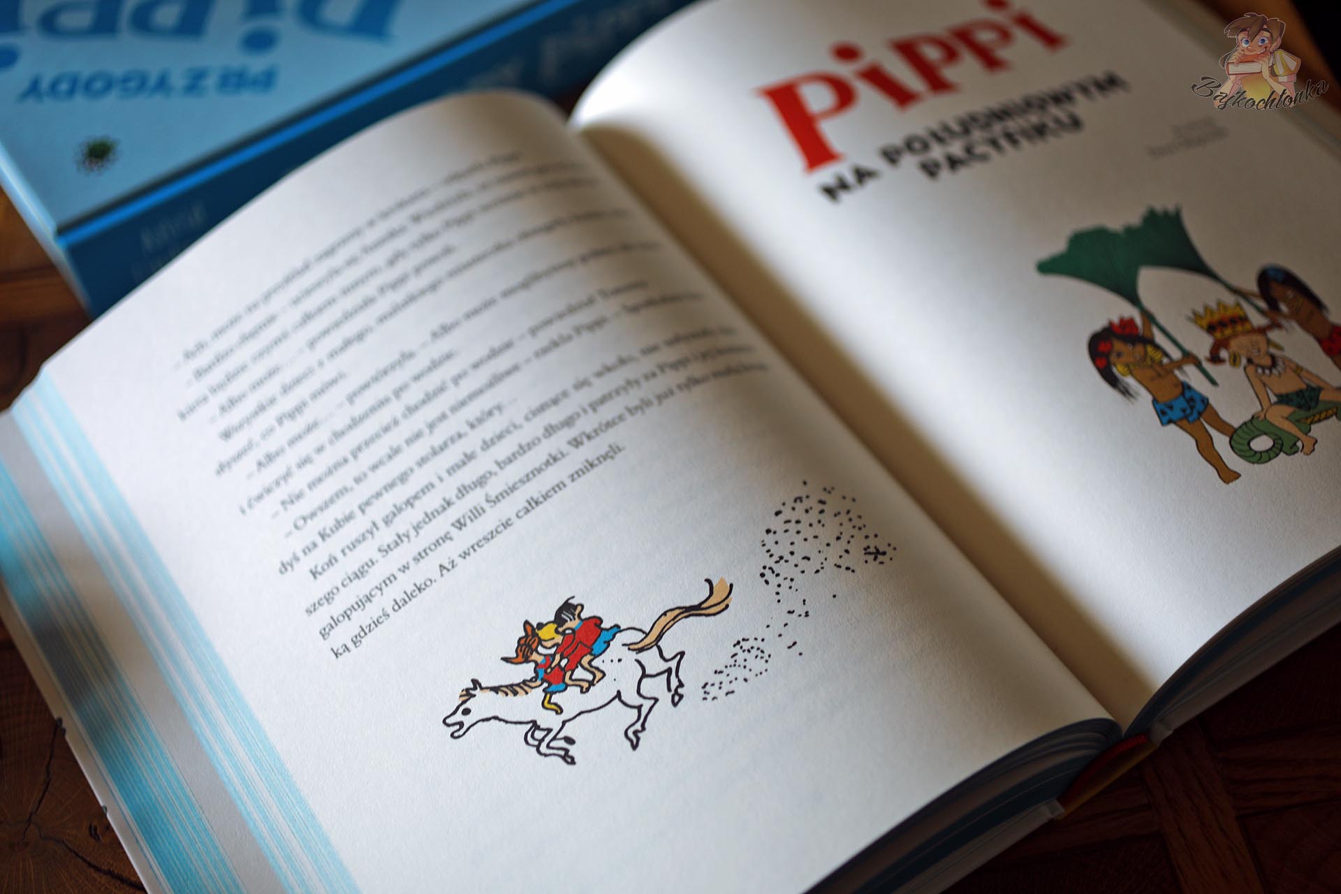 Wnętrze nowego wydania Przygód Pippi z 2026 roku z barwionymi na niebiesko