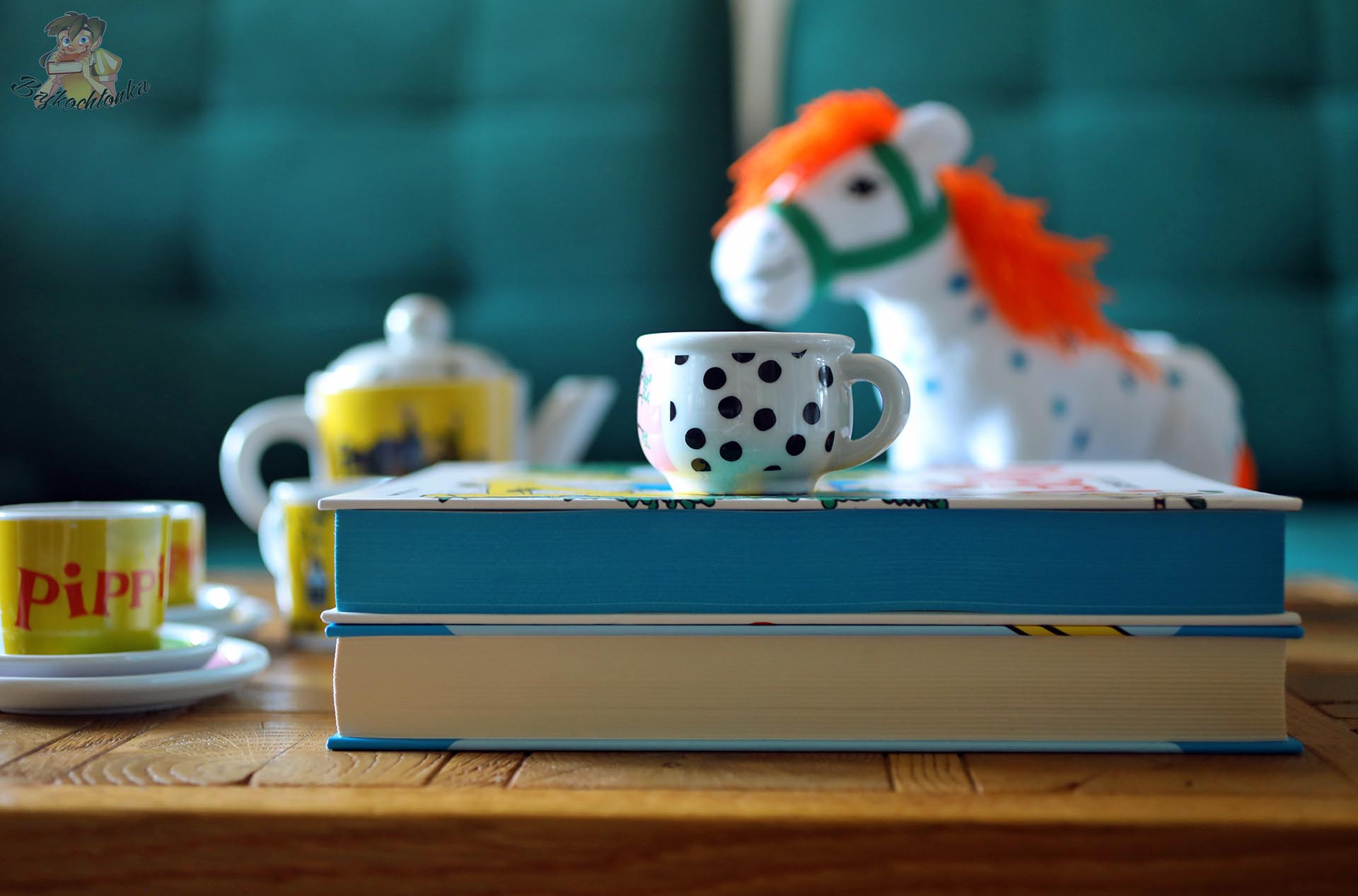 Porównanie brzegów książek Przygody Pippi – nowszego wydania z barwionymi brzegami i starszej edycji