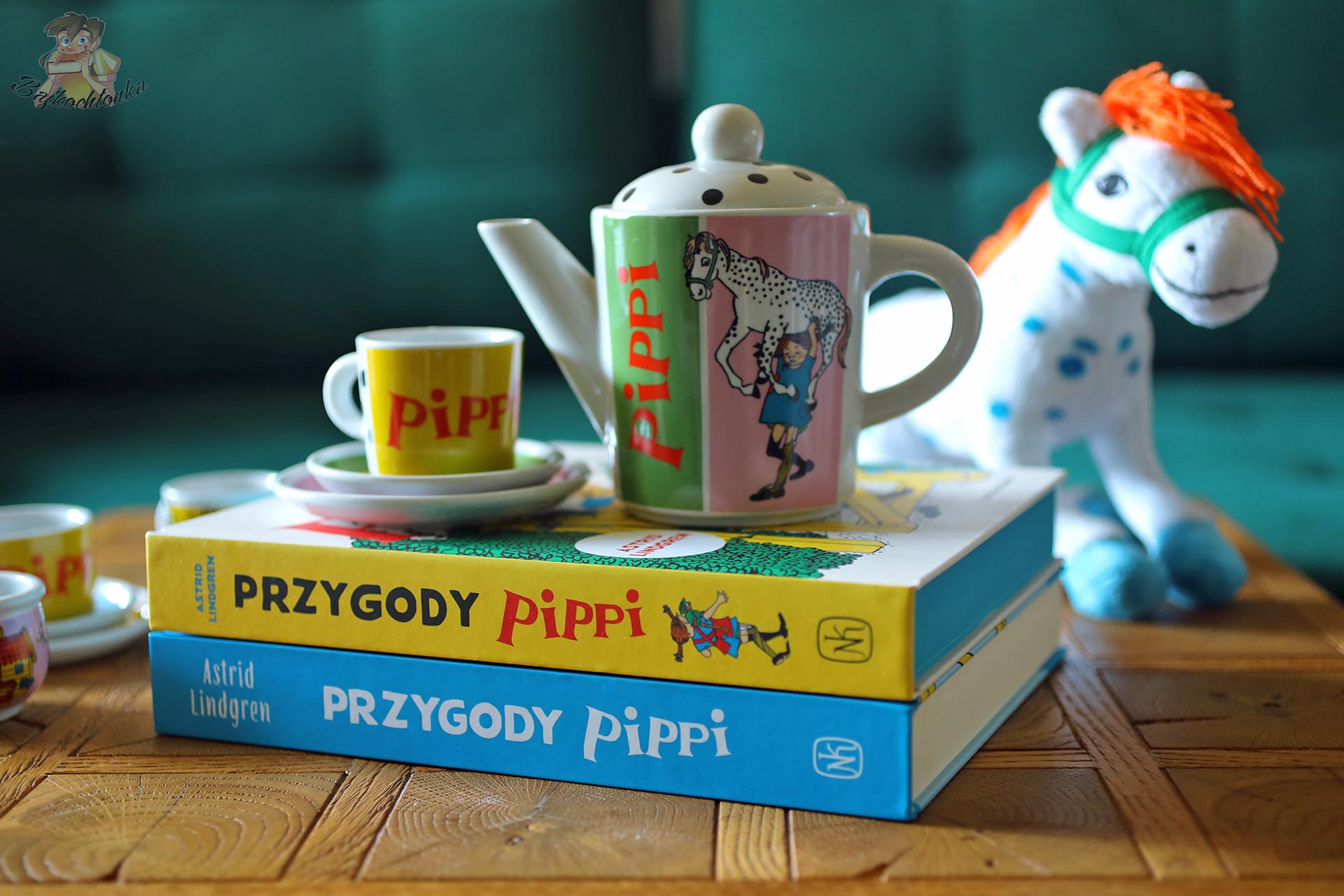 Dwa wydania książki Przygody Pippi Naszej Księgarni z filiżankami i koniem Pippi