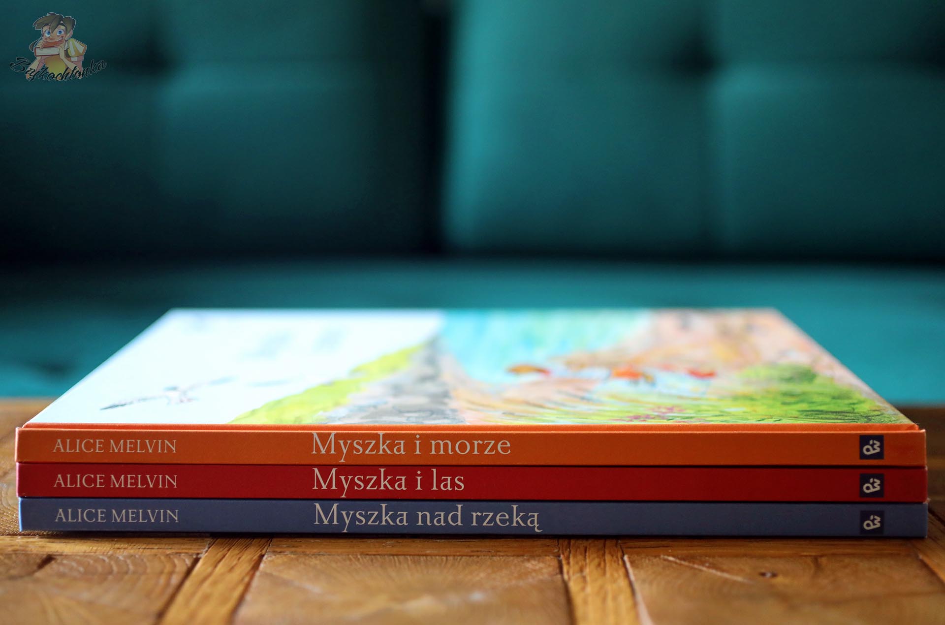 Trzy książki z Serii z Myszką Alice Melvin ułożone jedna na drugiej