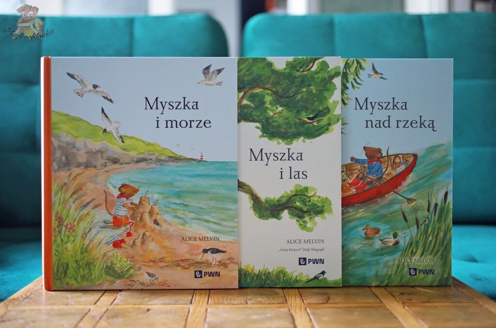 Trzy książki z Serii z Myszką Alice Melvin wydane przez PWN: las, rzeka i morze