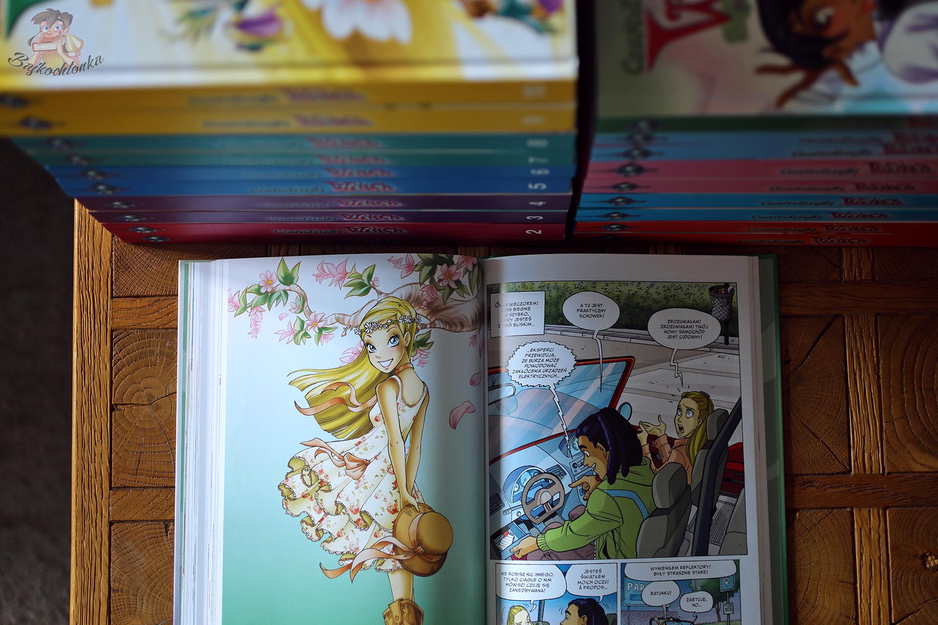Wnętrze komiksu W.I.T.C.H. Księga 20 z Cornelią i kadrami pełnymi szkolnej oraz magicznej akcji