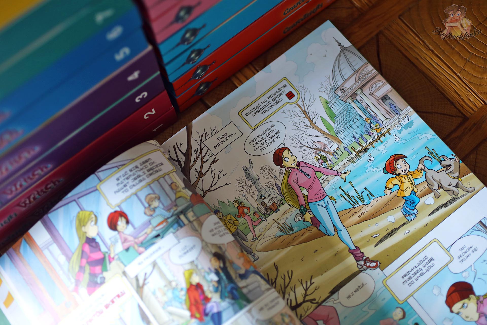 Strony z komiksu W.I.T.C.H. Księga 20 pokazujące codzienność czarodziejek w Heatherfield