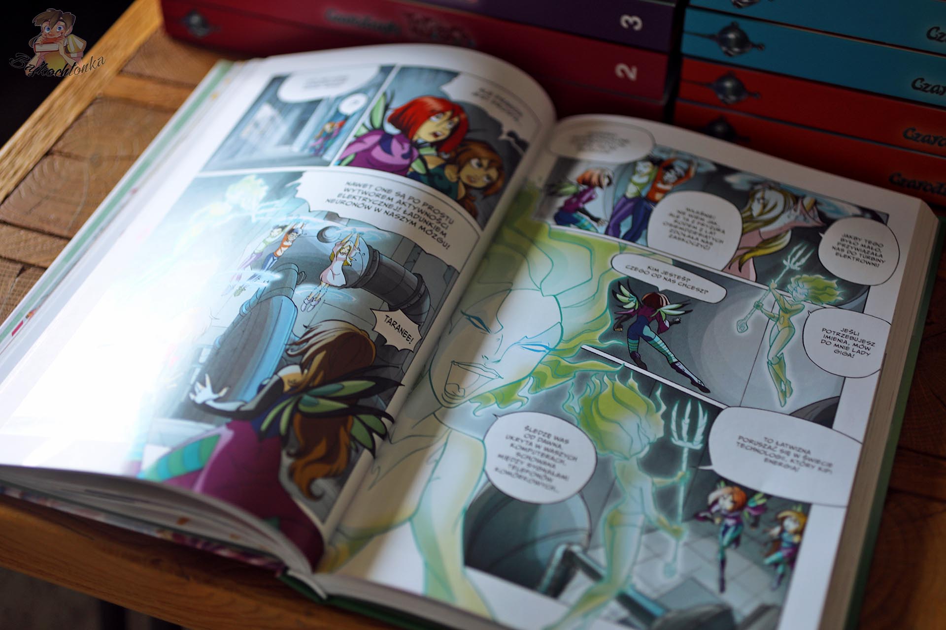 Kadry z komiksu W.I.T.C.H. Księga 20 przedstawiające magiczną konfrontację z Lady Giga i Lady Crash