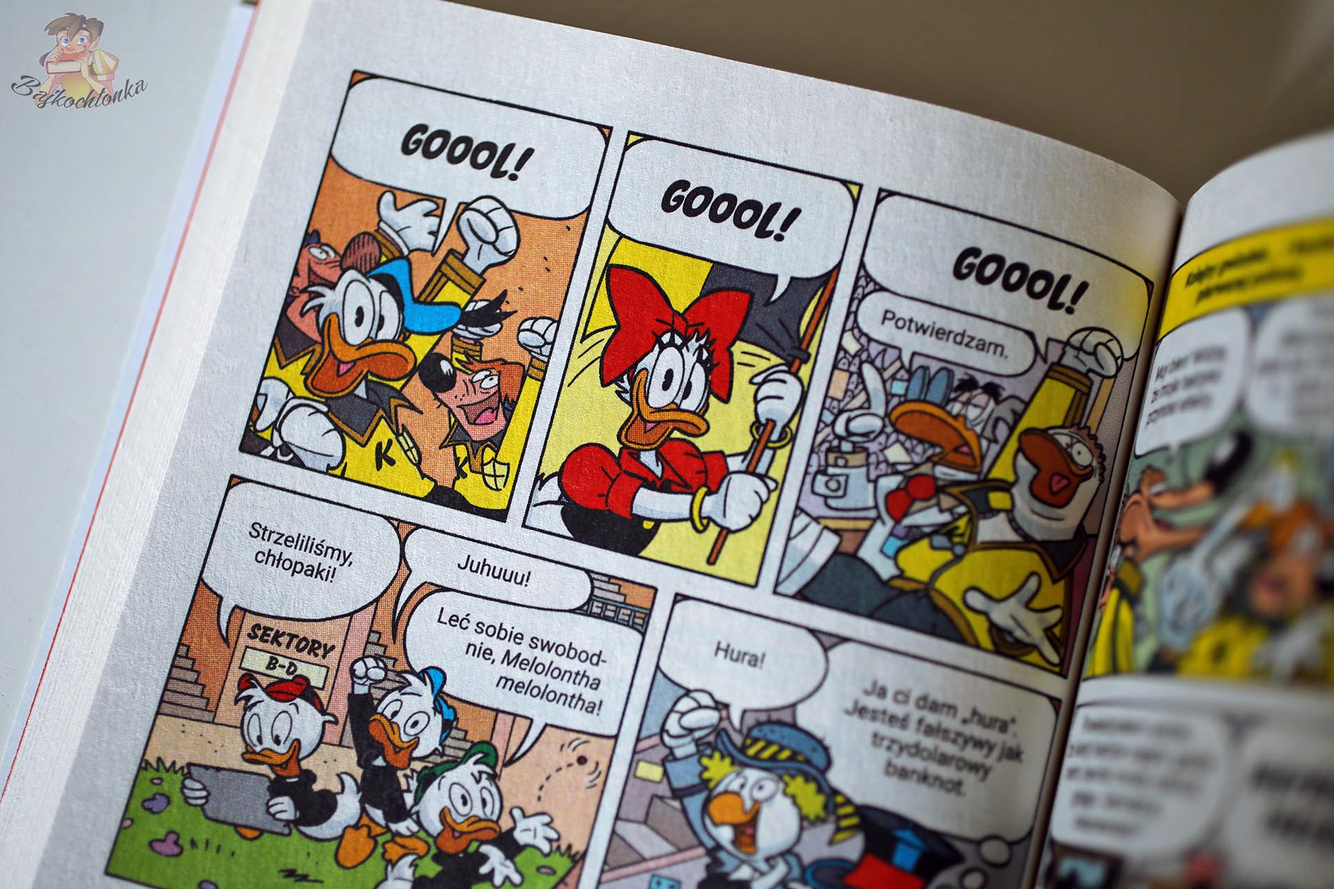 Kadry z komiksu Dawaj, Donald, dawaj! z Donaldem, Daisy i okrzykami „Goool!”