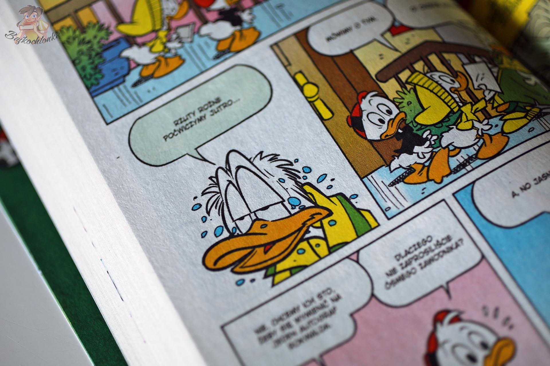 Zbliżenie na kadry komiksu Dawaj, Donald, dawaj! z Donaldem i piłkarskimi dialogami
