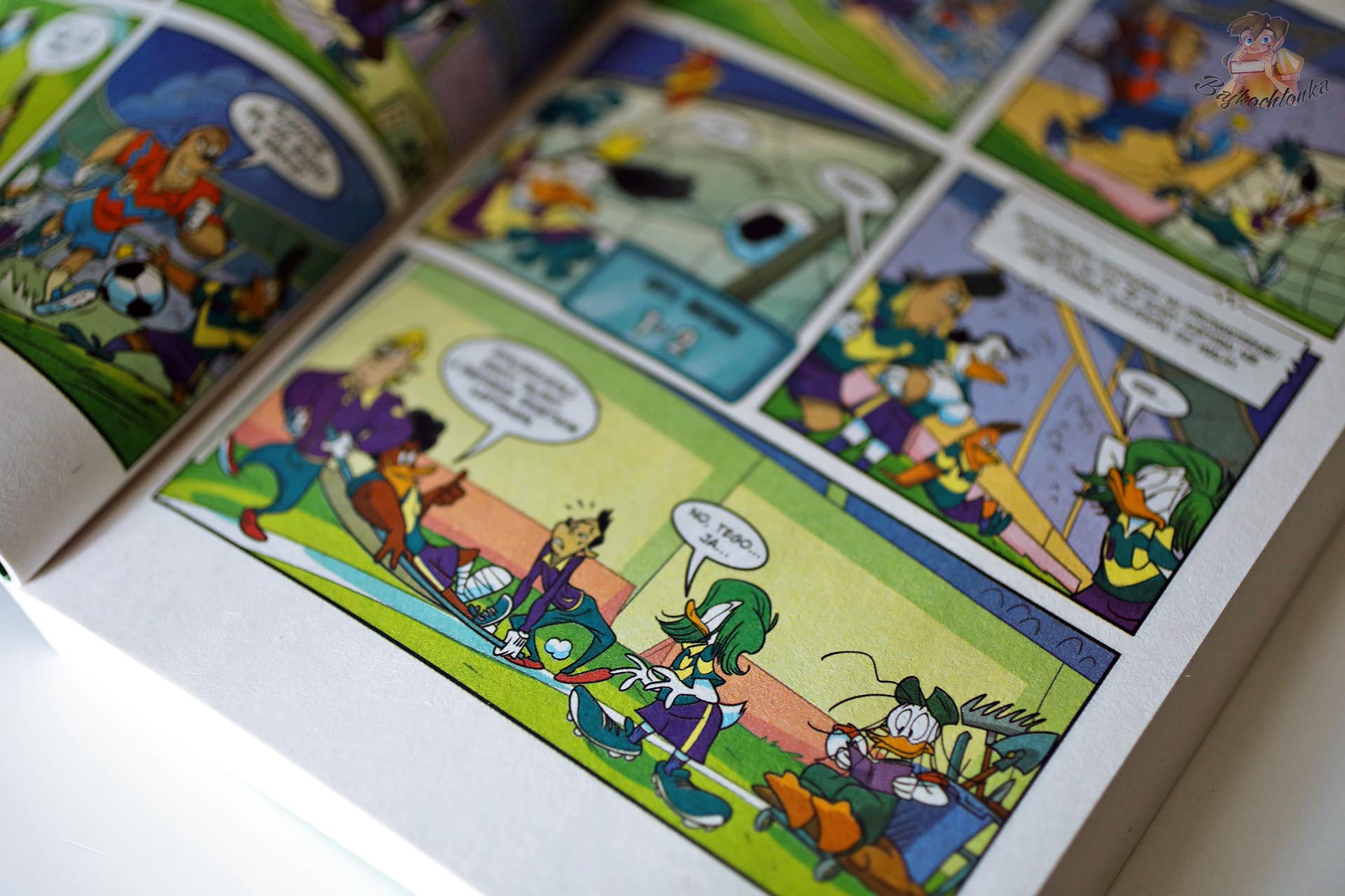 Piłkarskie kadry z komiksu Dawaj, Donald, dawaj! z bohaterami Disneya na boisku