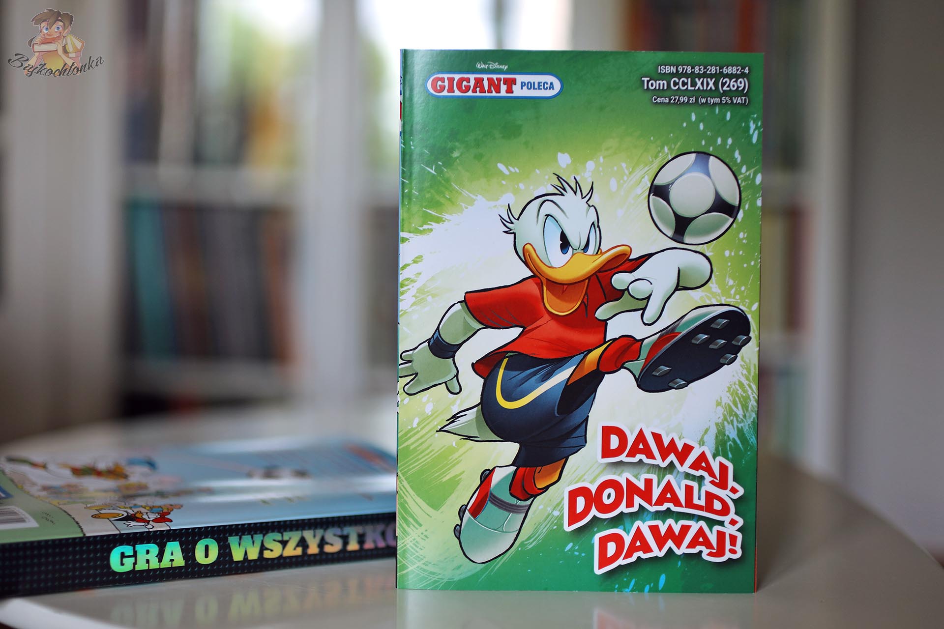 Okładka komiksu Dawaj, Donald, dawaj! z Kaczorem Donaldem jako piłkarzem