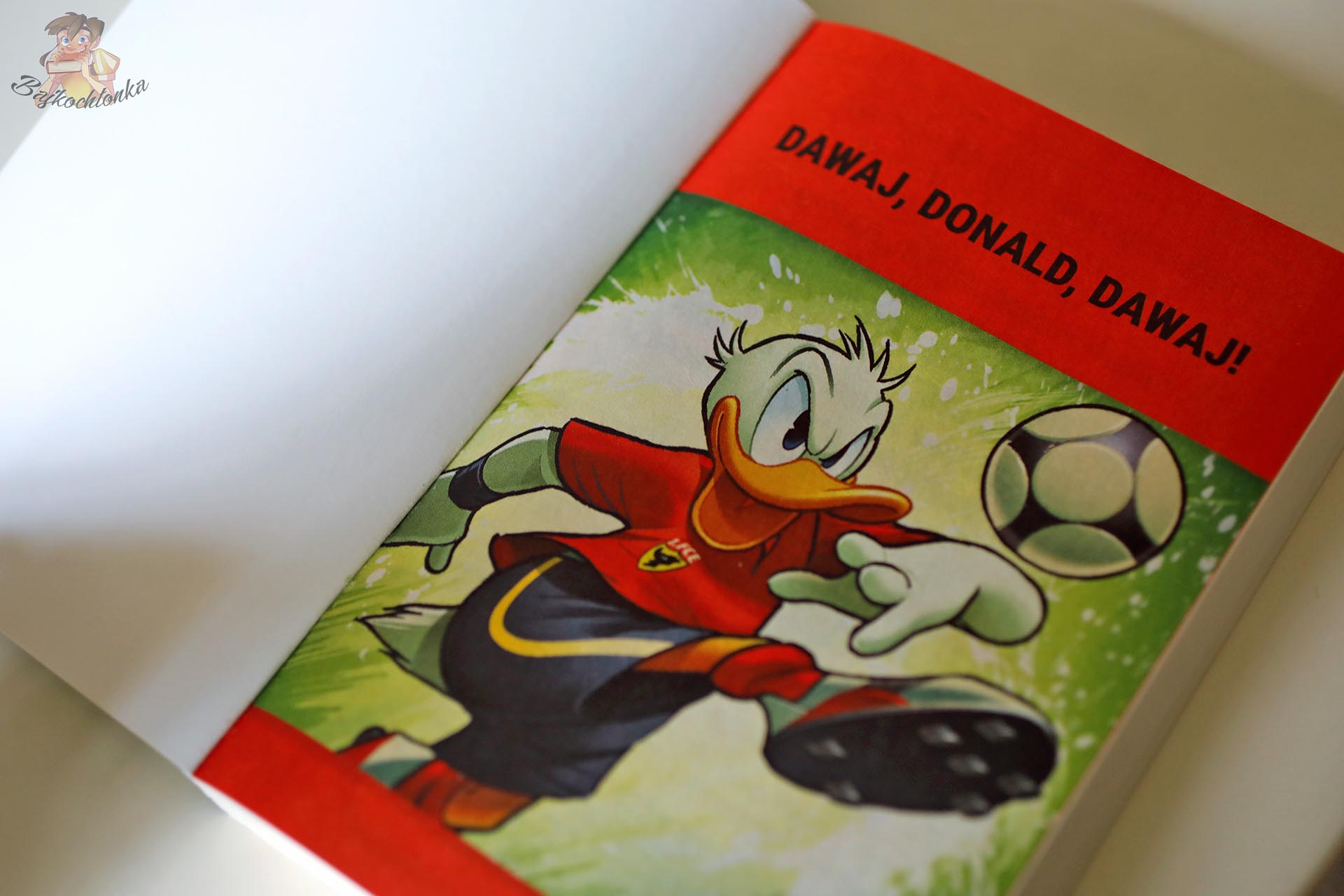 Tytułowa plansza komiksu Dawaj, Donald, dawaj! z Kaczorem Donaldem kopiącym piłkę