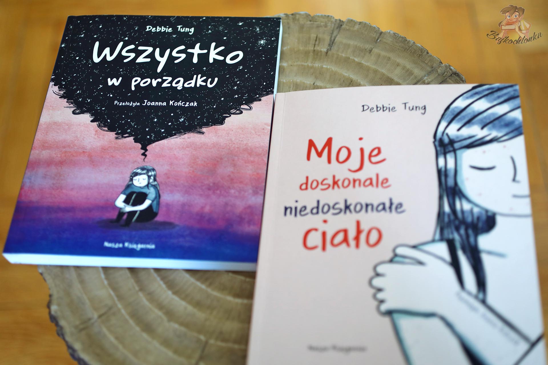 Komiksy Debbie Tung Wszystko w porządku i Moje doskonale niedoskonałe ciało wydane przez Naszą Księgarnię
