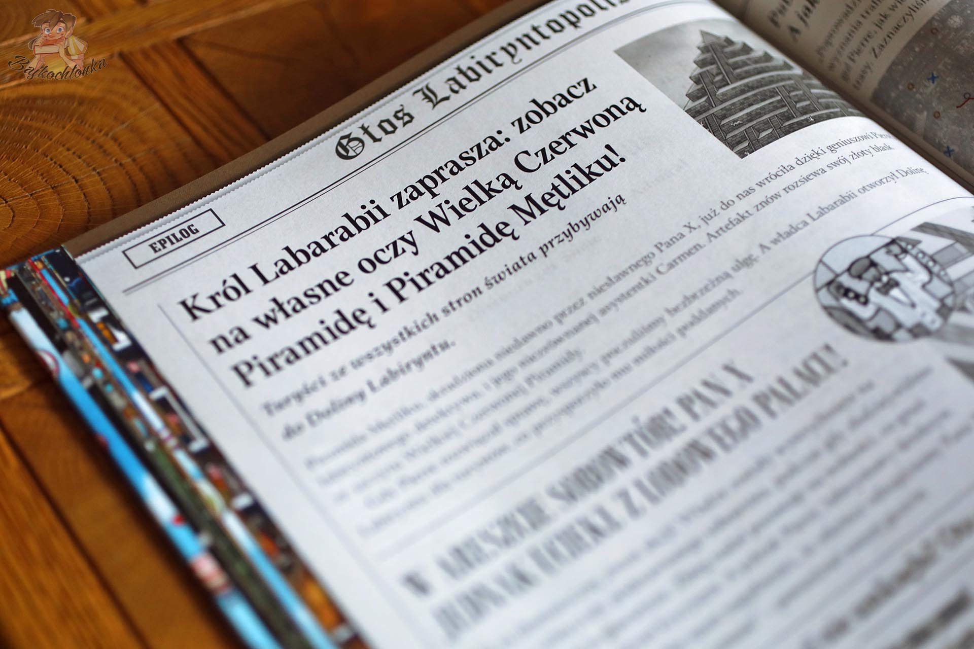 Epilog książki „Detektyw Pierre w labiryncie. Sprawa zaginionej piramidy” z gazetą opisującą rozwiązanie zagadki