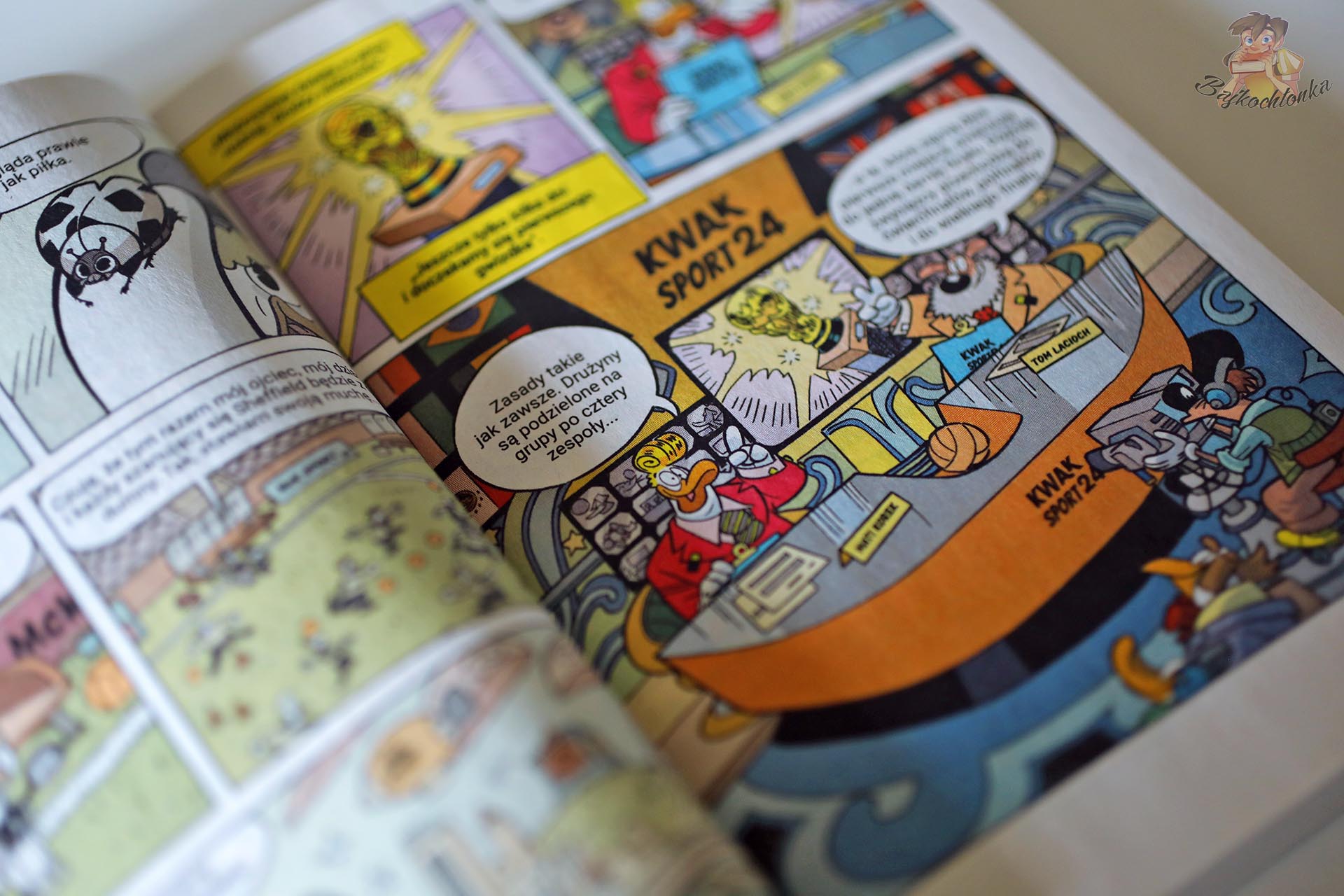 Plansza z komiksu Gra o wszystko z programem Kwak Sport24 i piłkarskimi zasadami turnieju