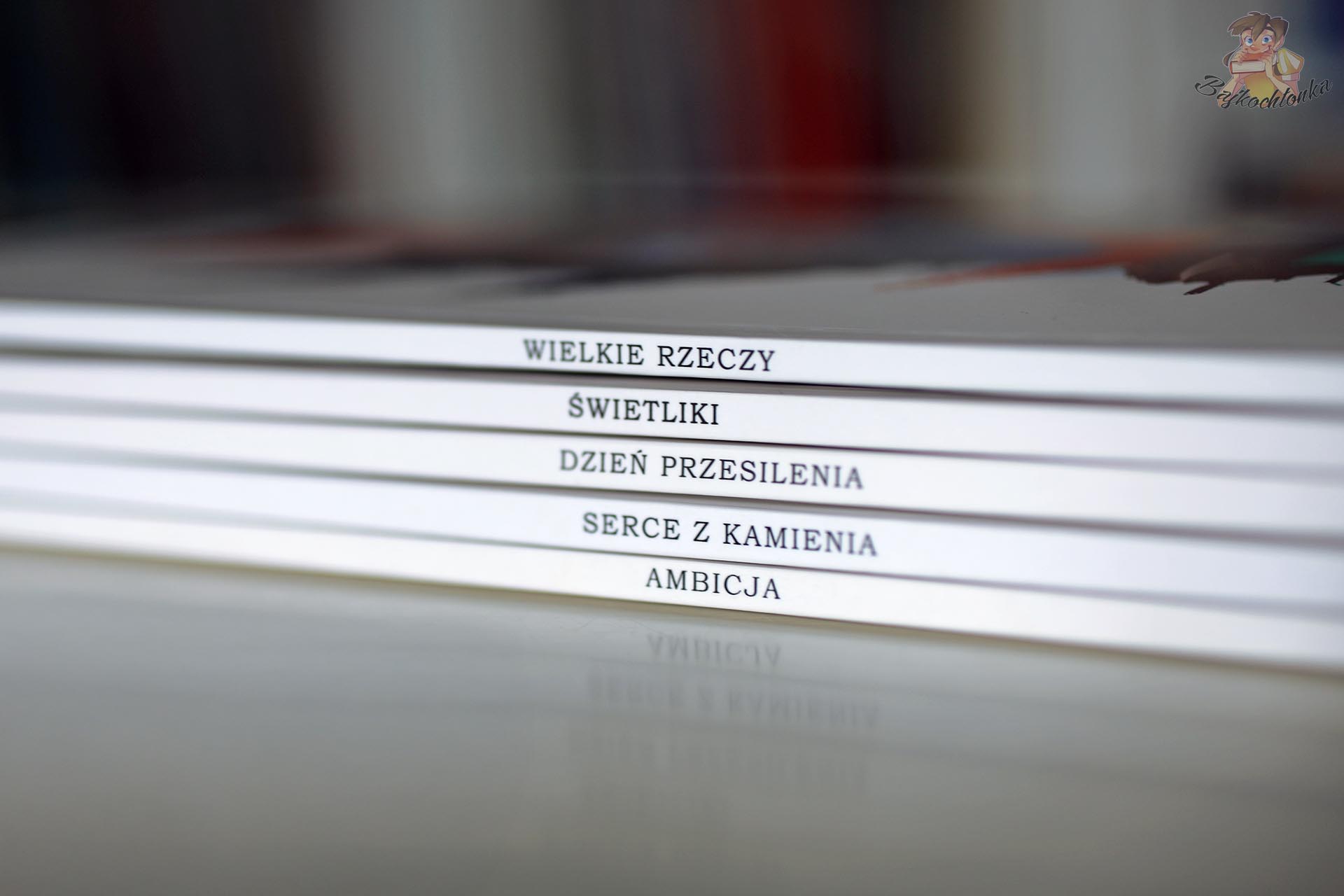Pięć tomów polskiej serii komiksowej Iskry Krzysztofa Łuczyńskiego