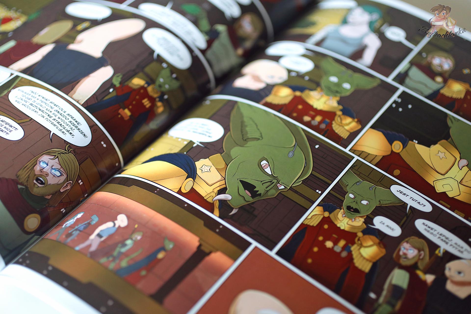 Bohaterowie piątego tomu komiksu Iskry podczas rozmowy na pokładzie statku