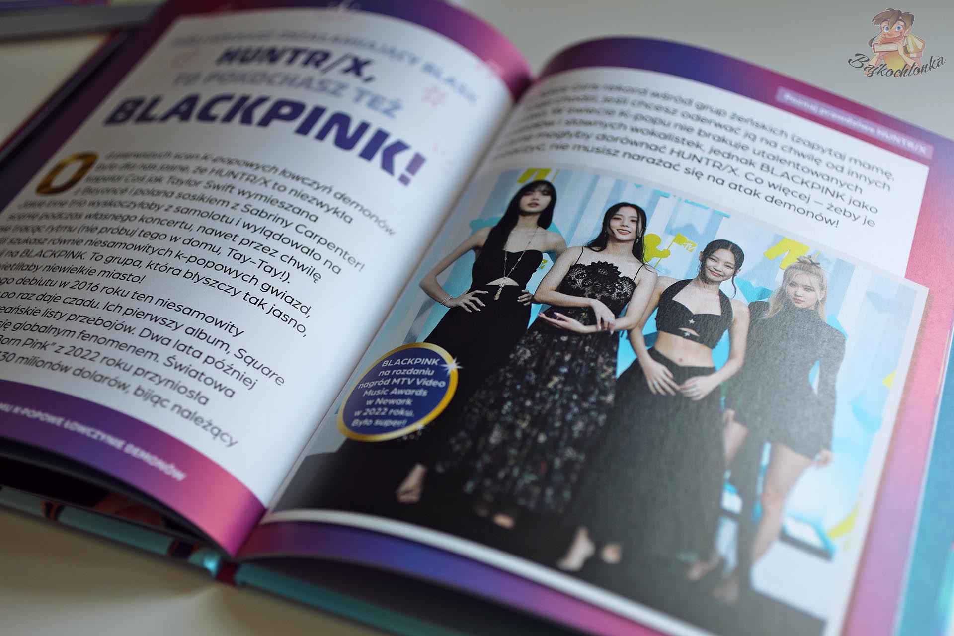 Rozkładówka nieoficjalnego przewodnika o BLACKPINK i muzycznych inspiracjach filmu „K-popowe łowczynie demonów”