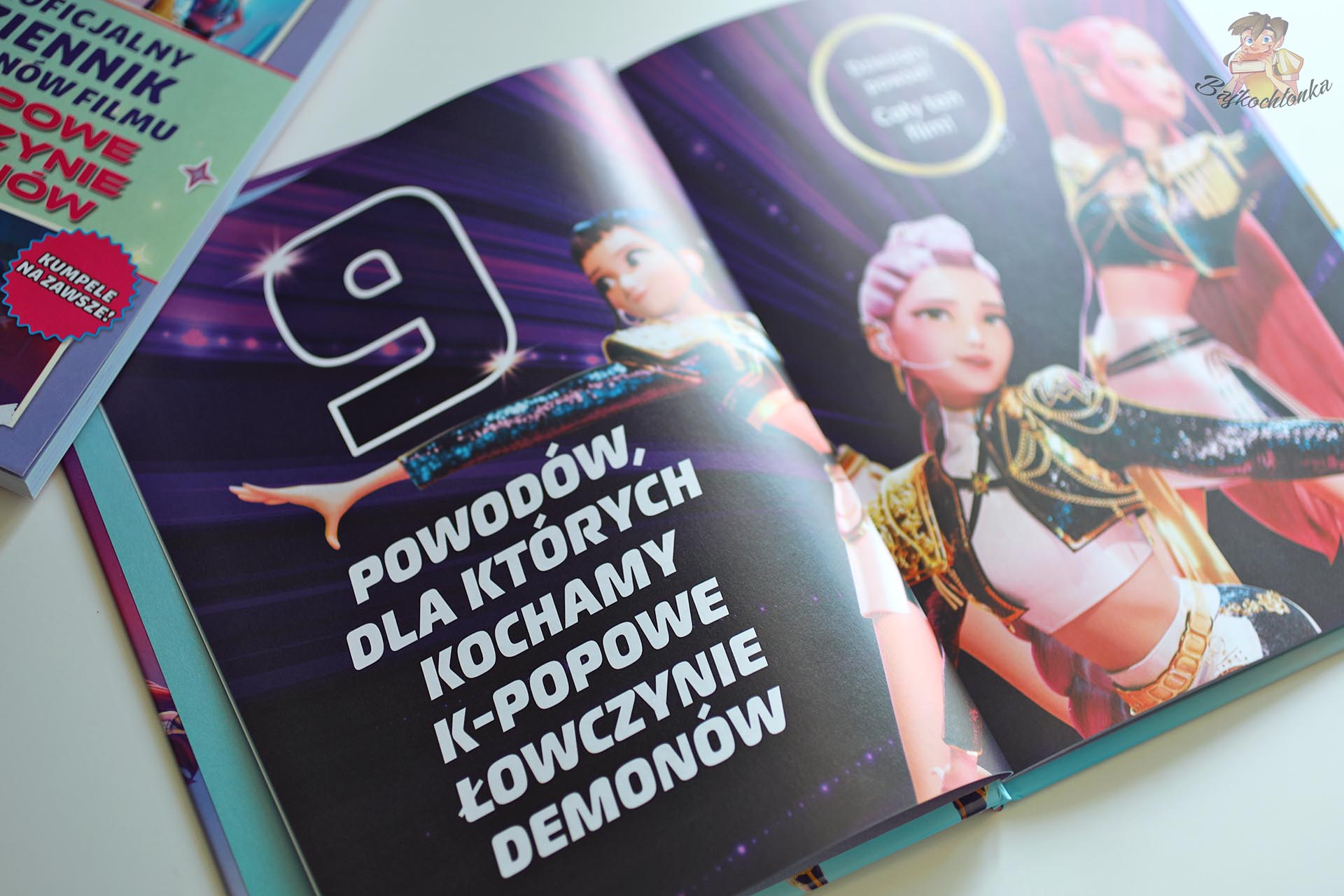 HUNTR/X na stronie przedstawiającej dziewięć powodów popularności filmu „K-popowe łowczynie demonów”