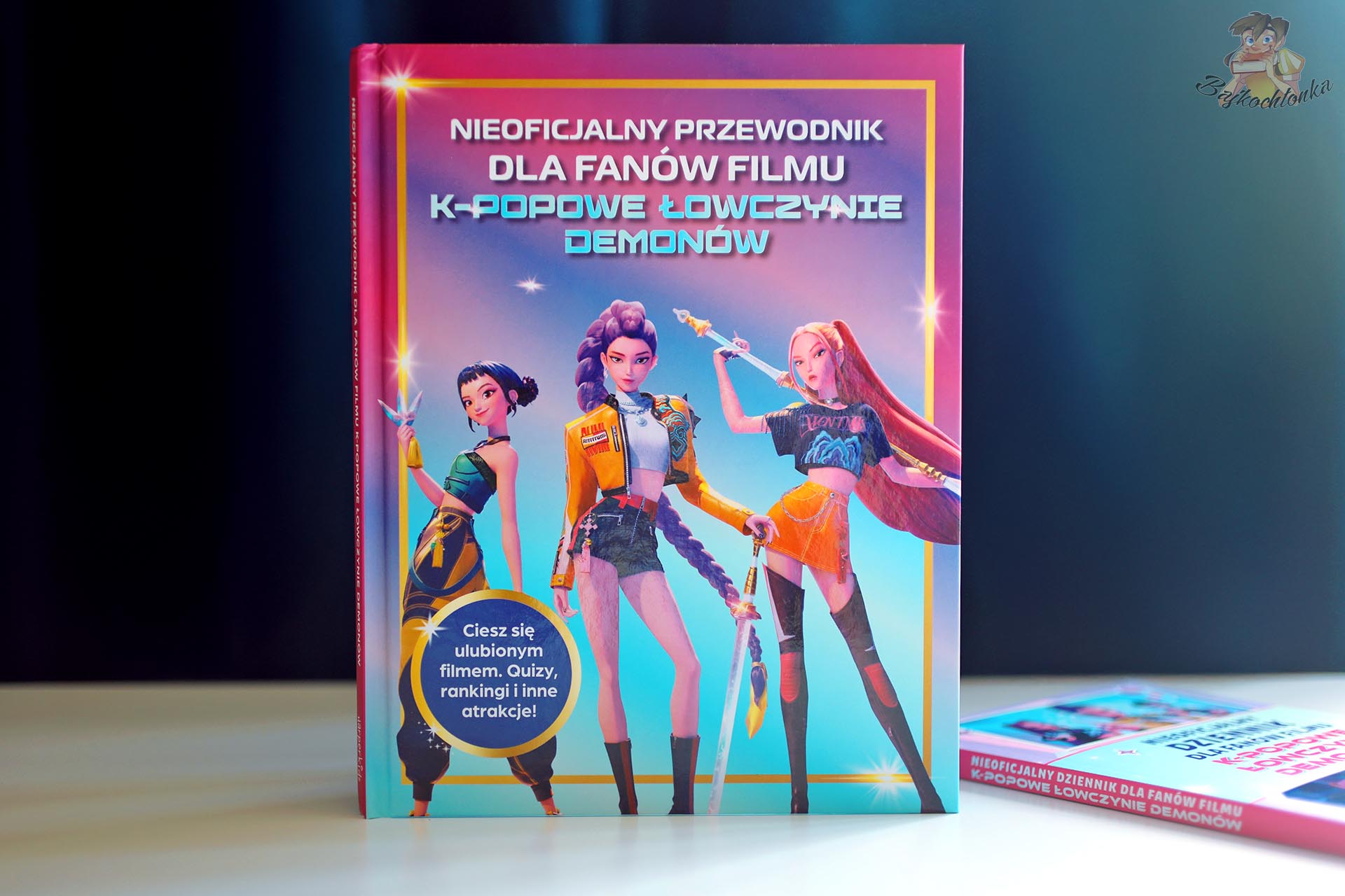 Okładka książki „Nieoficjalny przewodnik dla fanów filmu K-popowe łowczynie demonów”