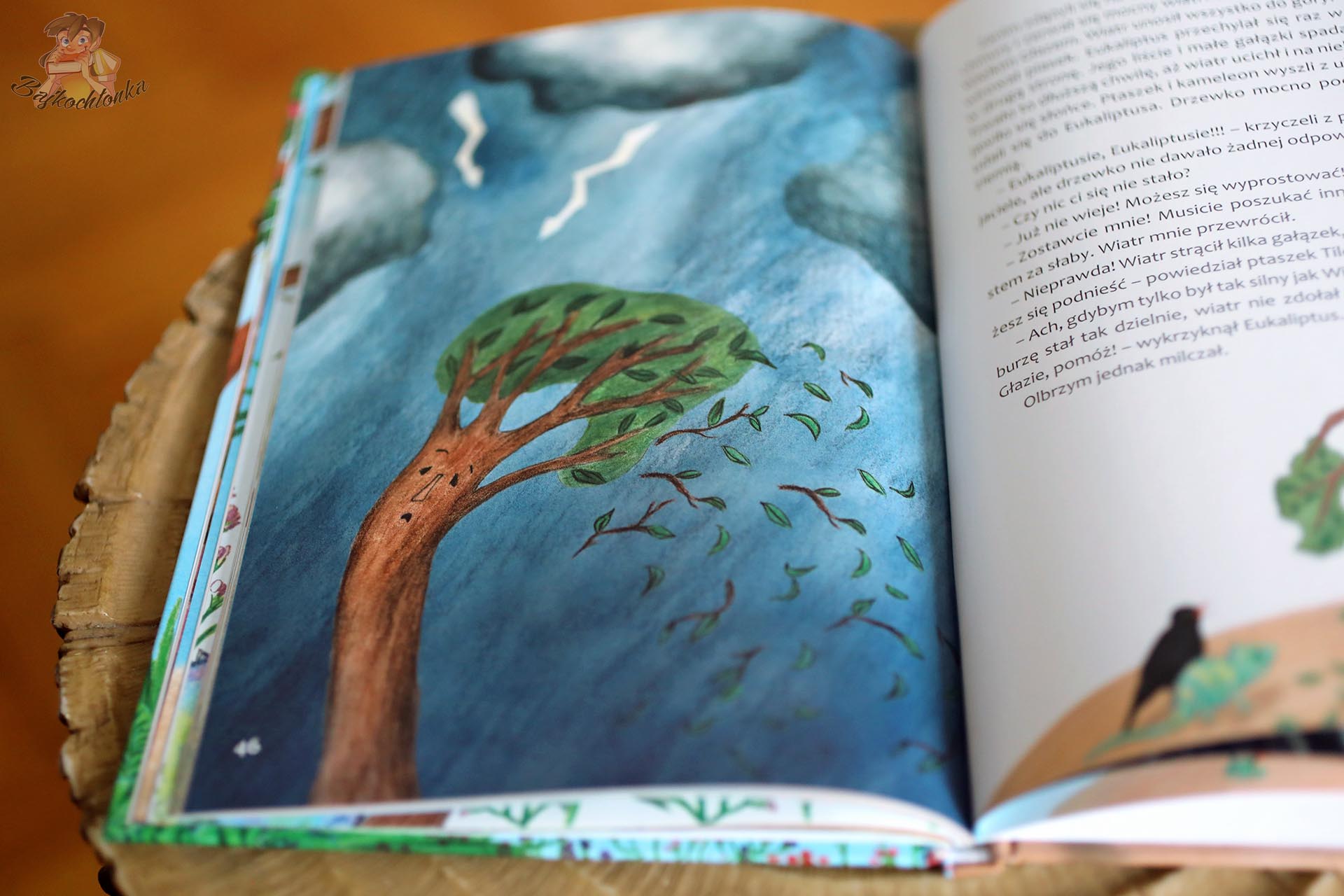Ilustracja burzy i eukaliptusa w książce Kos i kameleon, pokazująca jedną z nastrojowych scen opowieści