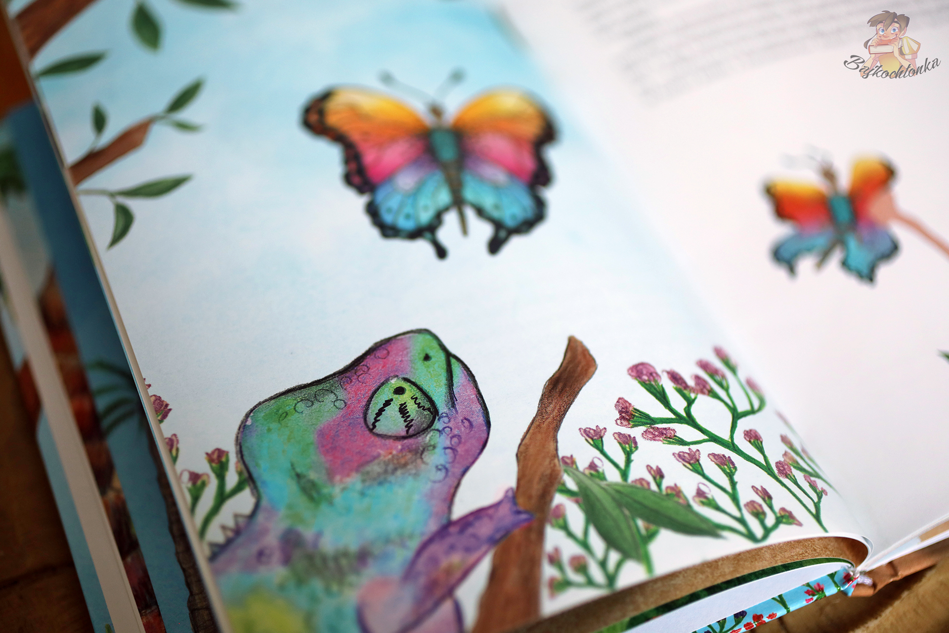 Kameleon i kolorowe motyle na ilustracji z książki Kos i kameleon o odwadze bycia sobą