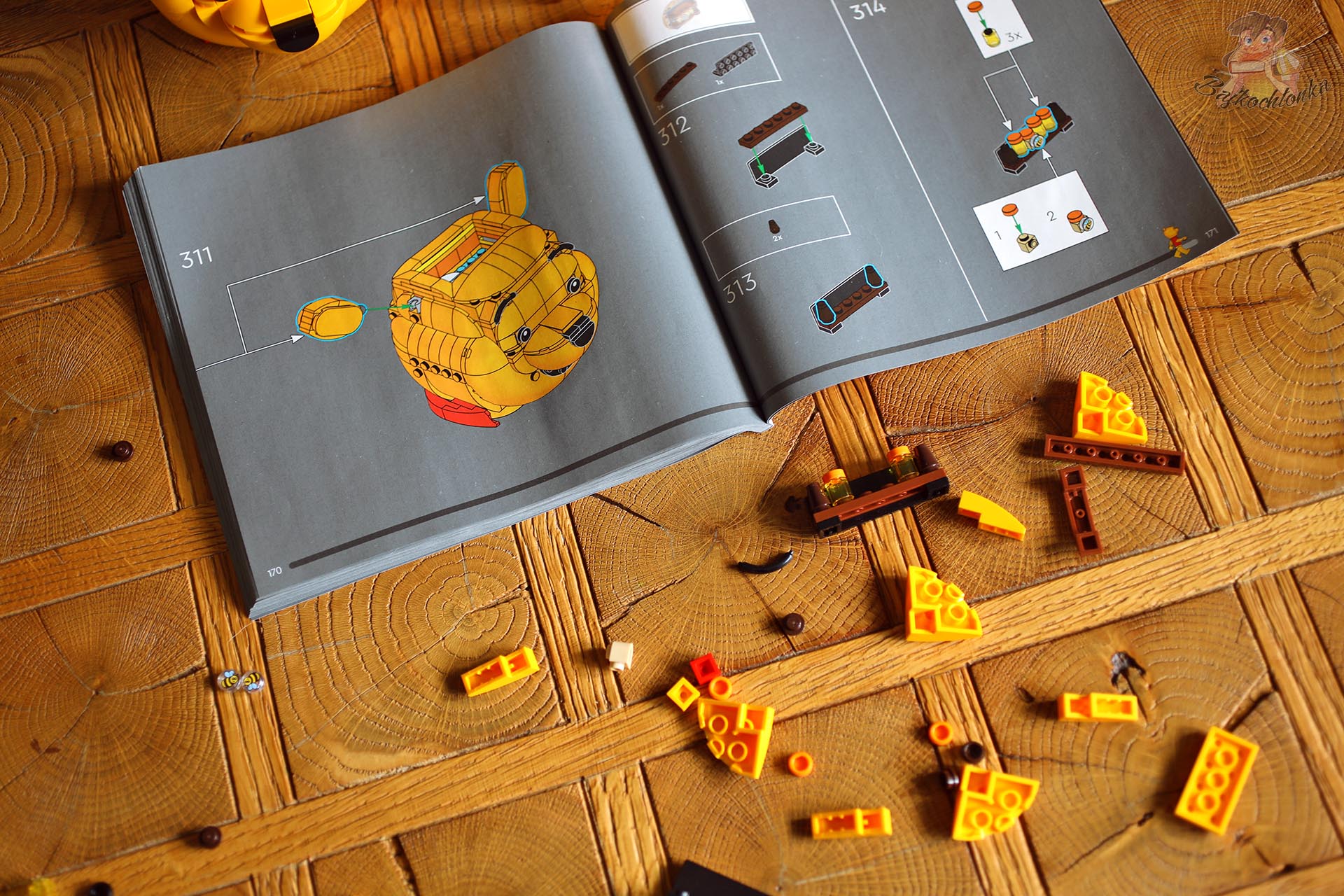 Instrukcja budowania głowy Kubusia Puchatka oraz klocki zestawu LEGO® 43300