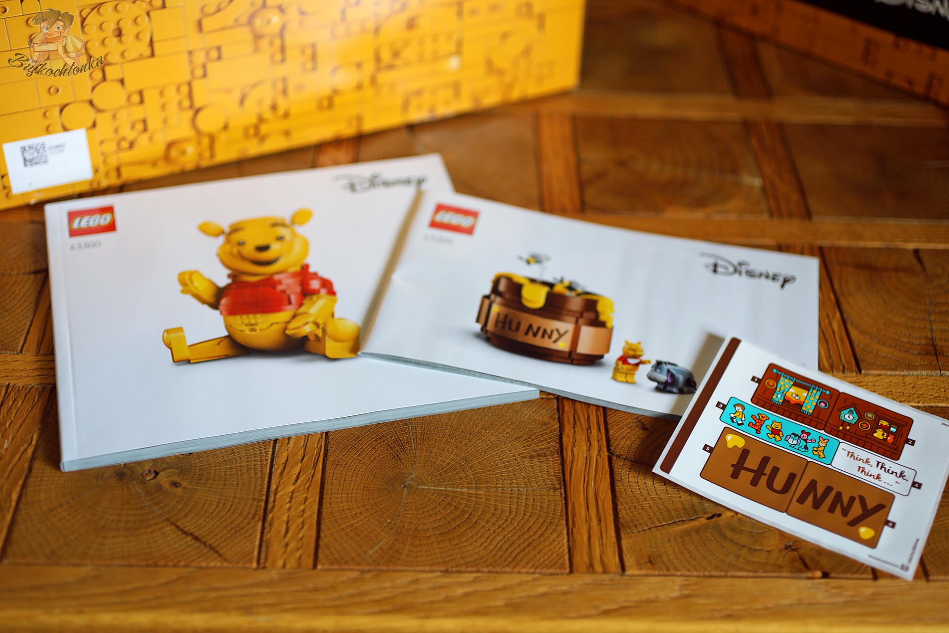 Dwie instrukcje i arkusz naklejek do zestawu LEGO® 43300 Kubuś Puchatek