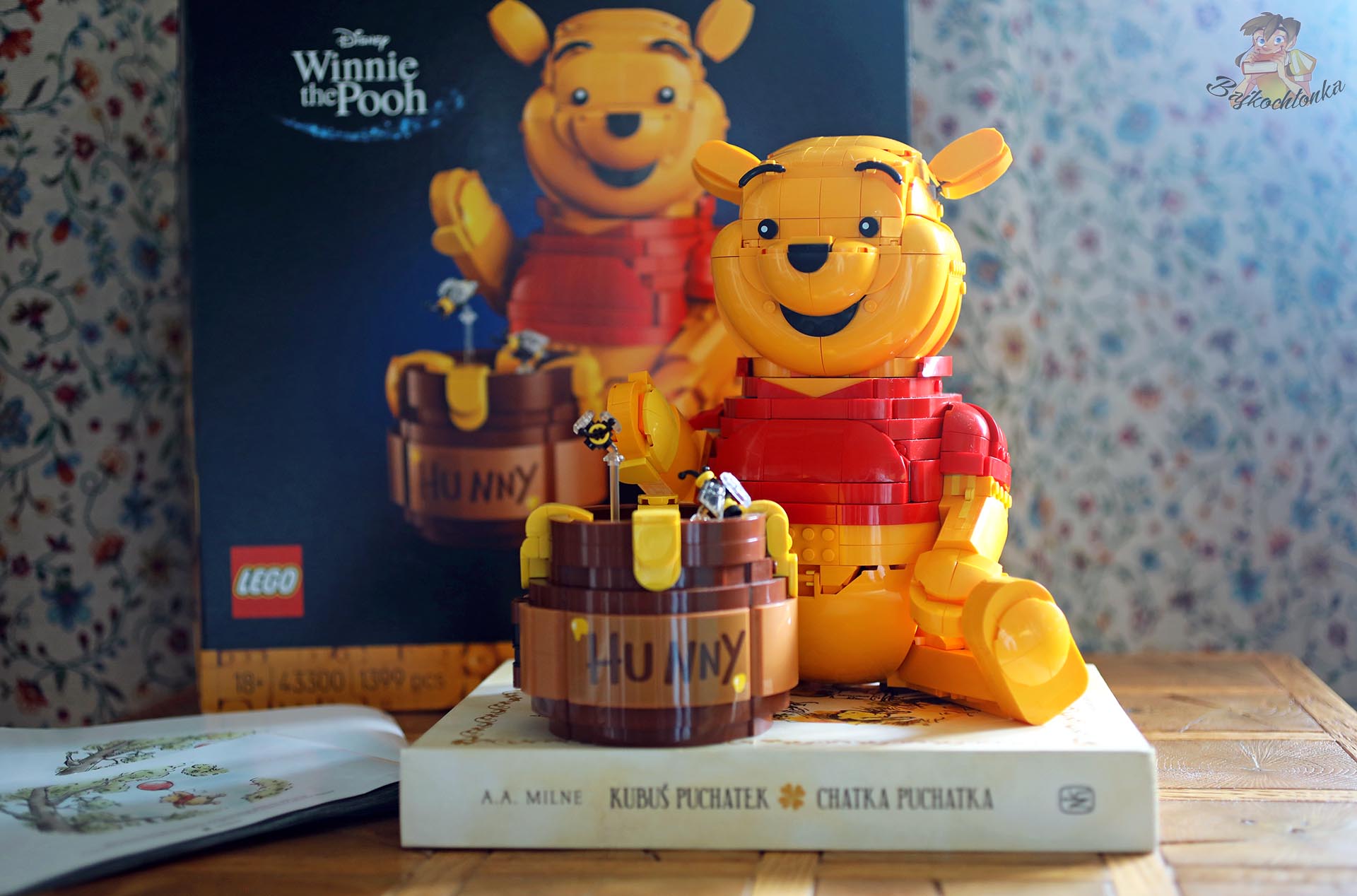 Zbudowany zestaw LEGO® 43300 Kubuś Puchatek ze słoikiem miodu i pudełkiem