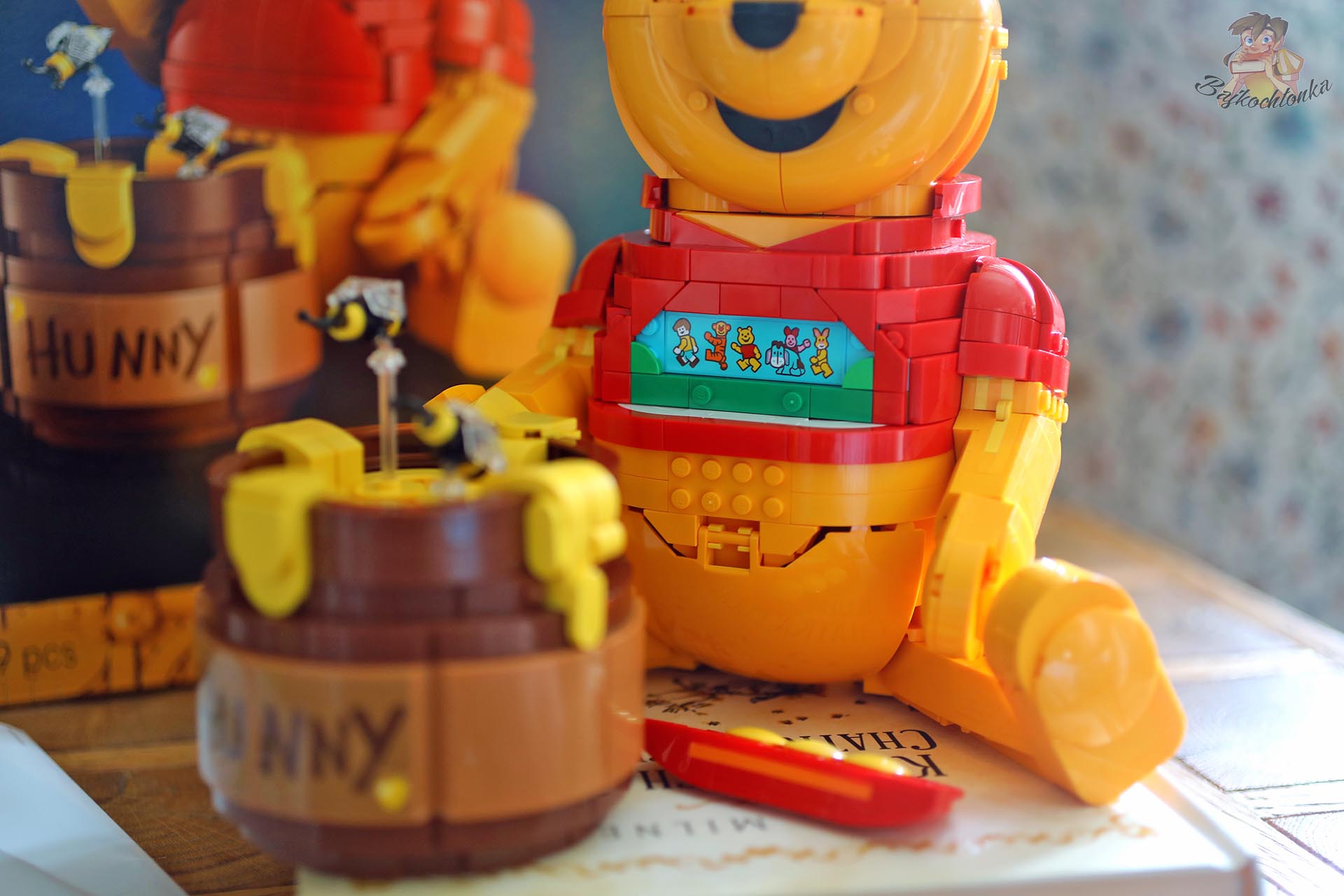 LEGO® 43300 Kubuś Puchatek z otwartym panelem i wizerunkami mieszkańców Stumilowego Lasu