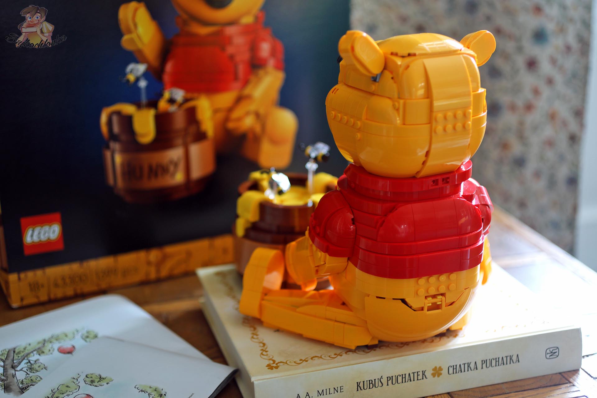 Model LEGO® 43300 Kubuś Puchatek pokazany od tyłu na tle opakowania zestawu
