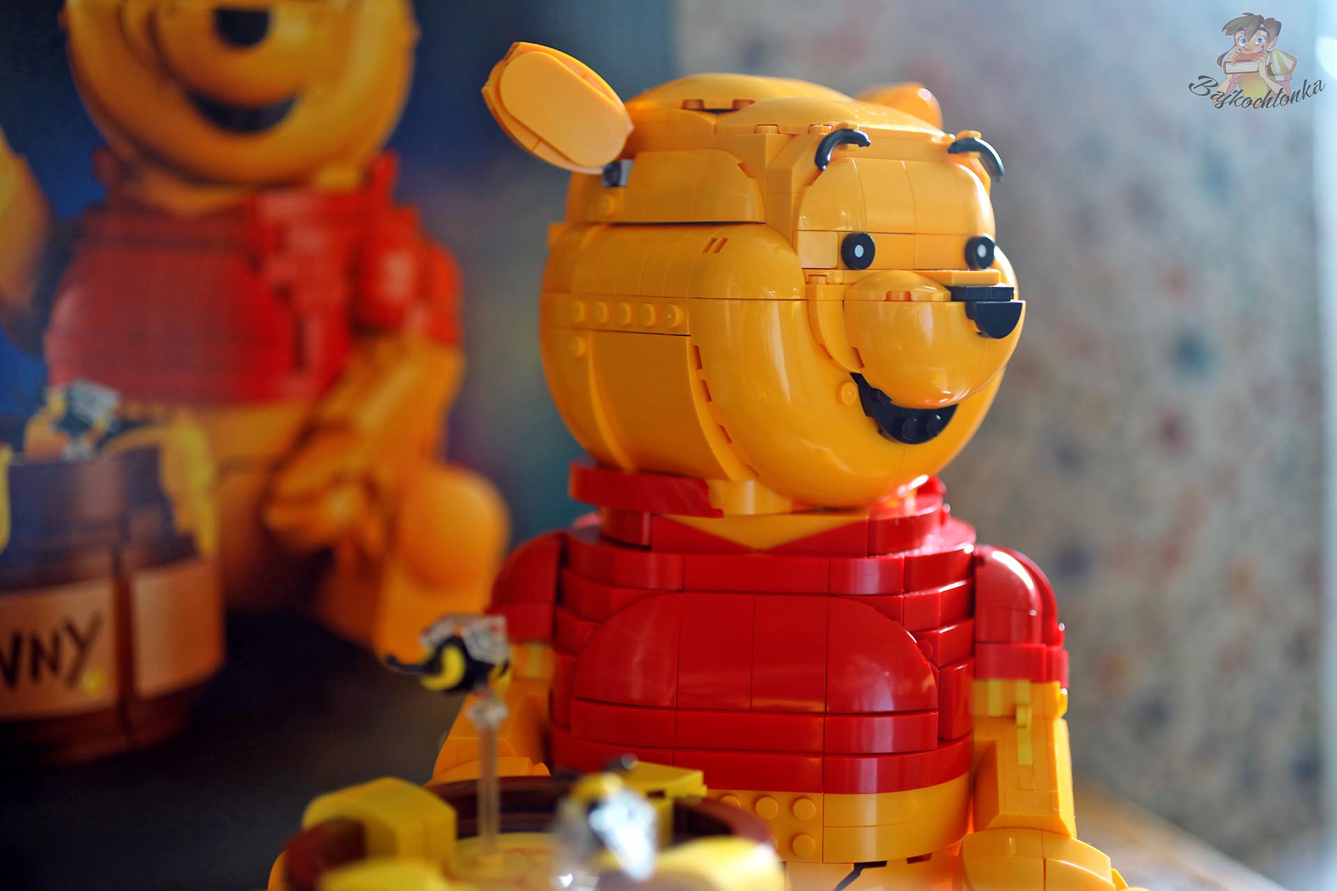 Zbliżenie na twarz i górną część figurki LEGO® 43300 Kubuś Puchatek