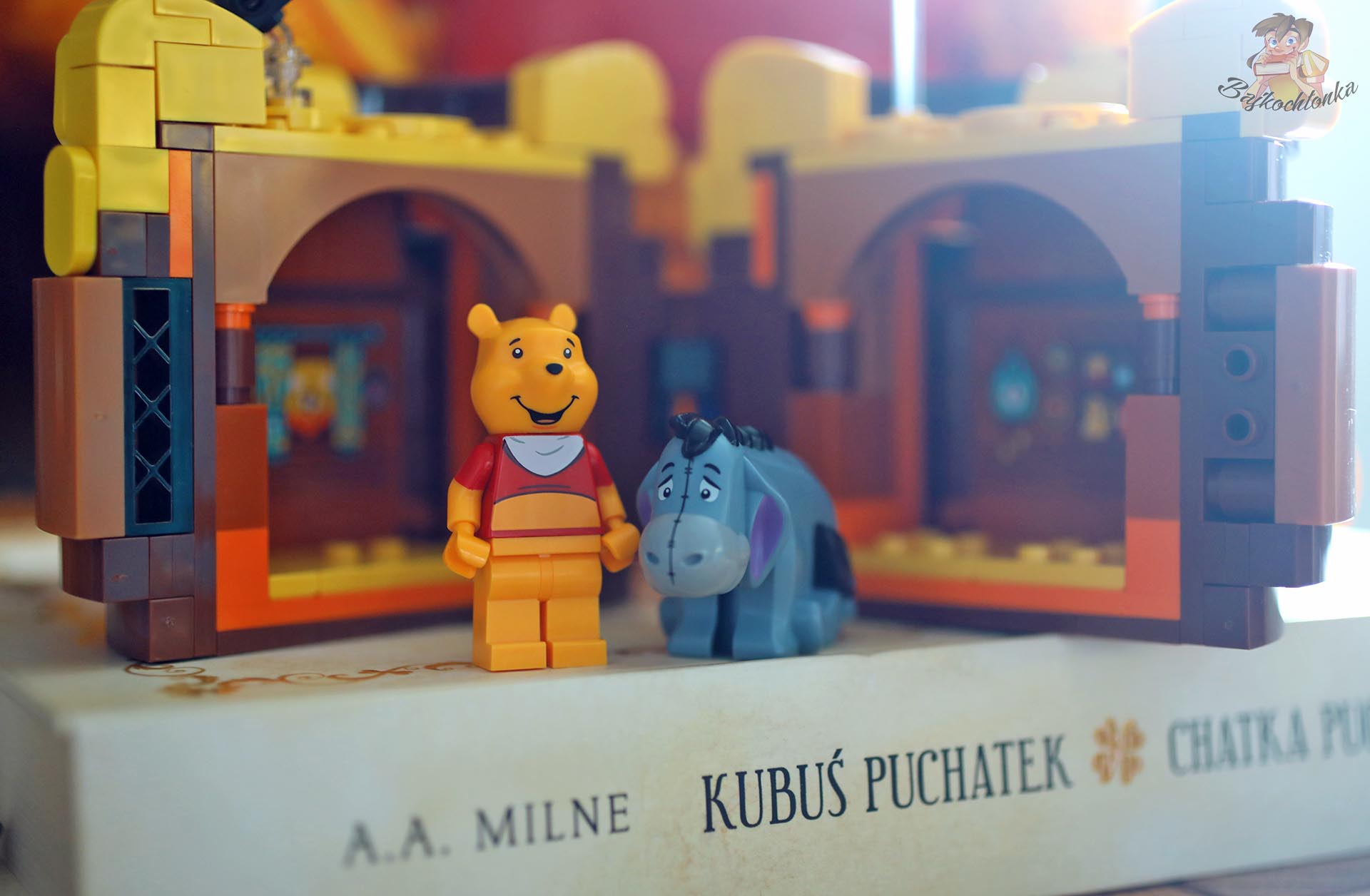 Minifigurka Kubusia Puchatka i Kłapouchy przed otwartym słoikiem z zestawu LEGO® 43300