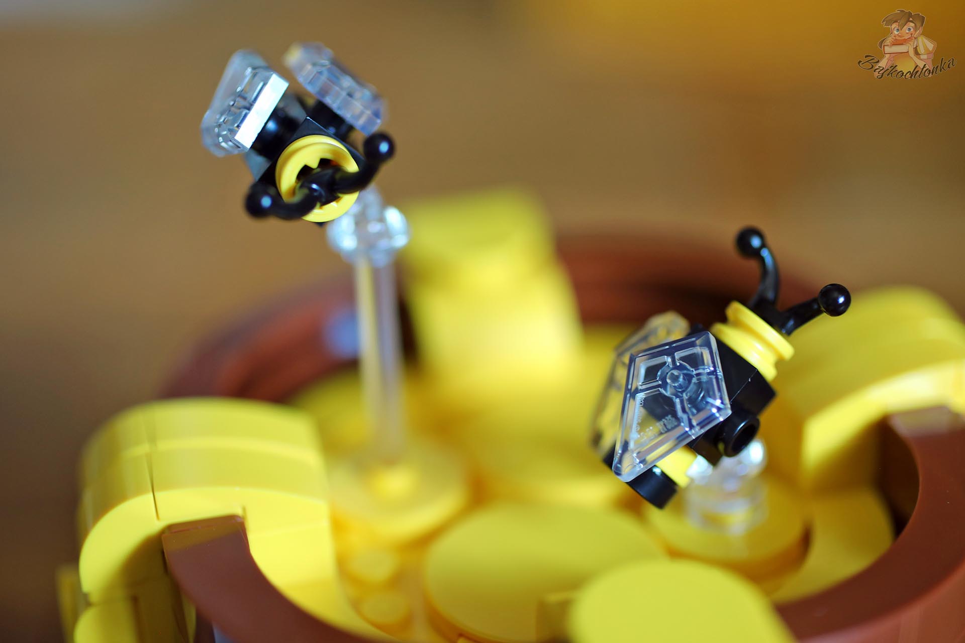 Dwie pszczoły zbudowane z klocków LEGO® jako detal zestawu Kubuś Puchatek 43300